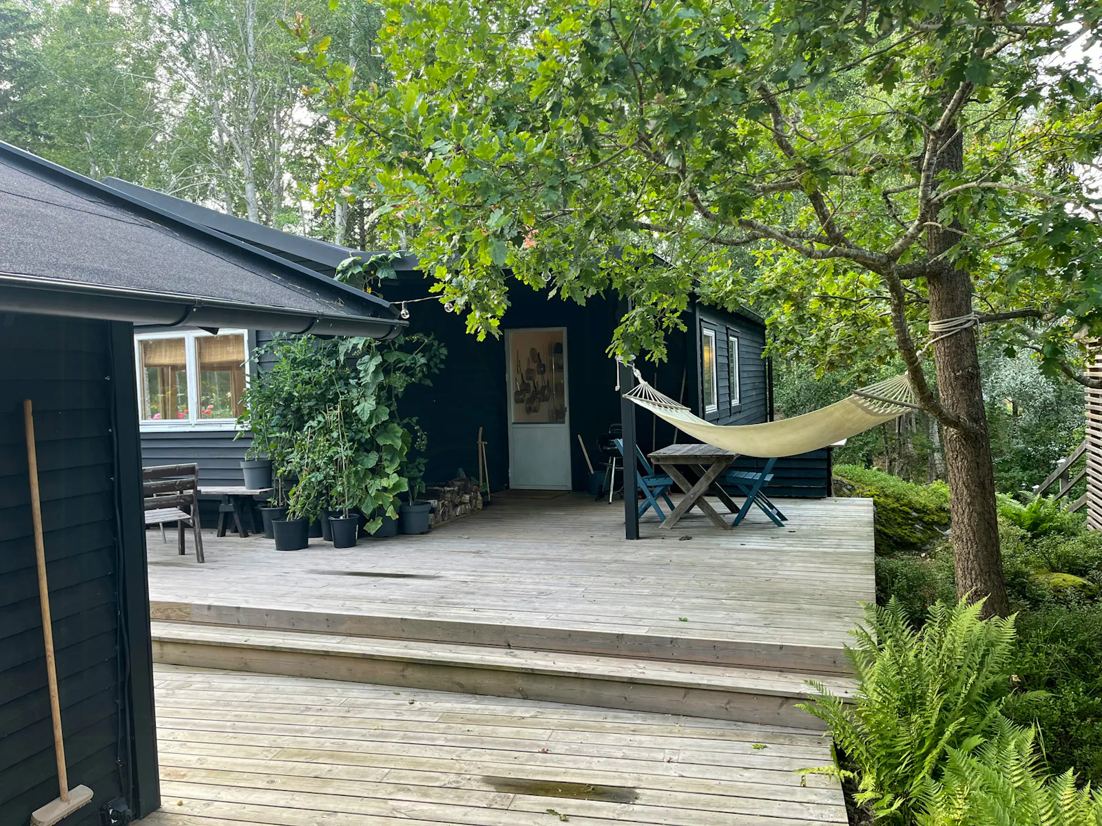 Skogsstuga nära sjöar i Stockholms skärgård – bild 21 av 24