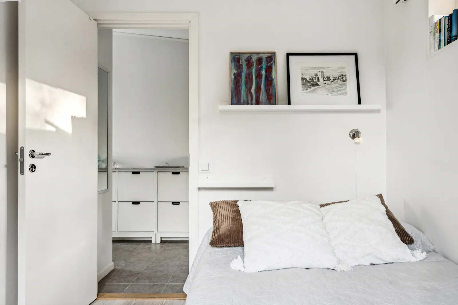 Arkitektritat hus i Fröjel nära stranden – bild 23 av 24