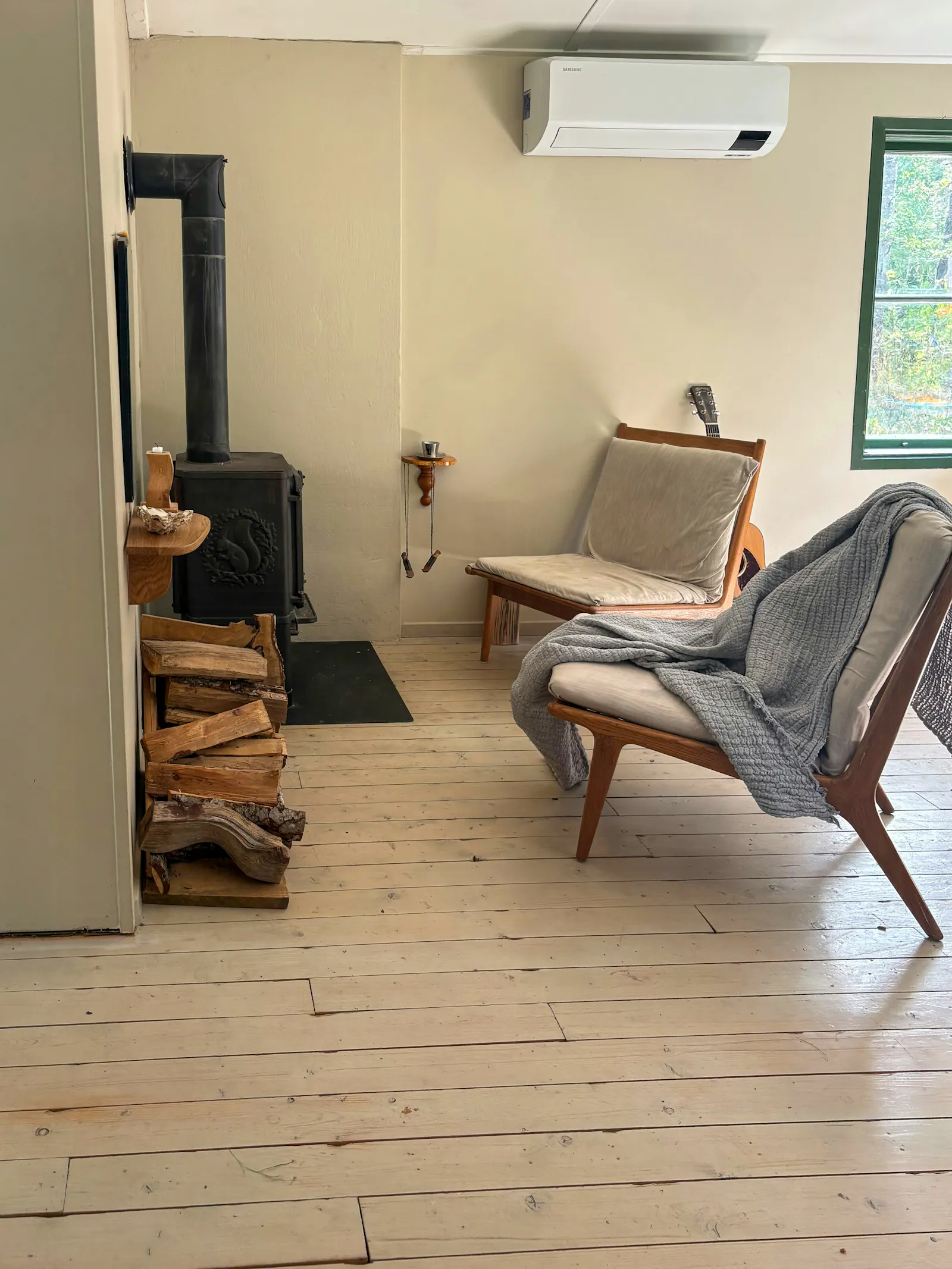 Mysig stuga omgiven av skog och natur – bild 3 av 24