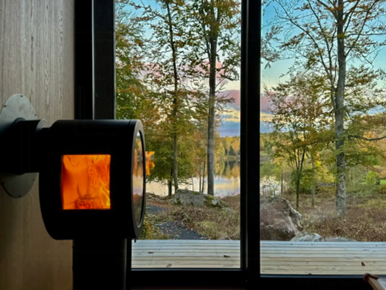 Stugor vid sjön i skogarna nära Immeln – bild 4 av 24
