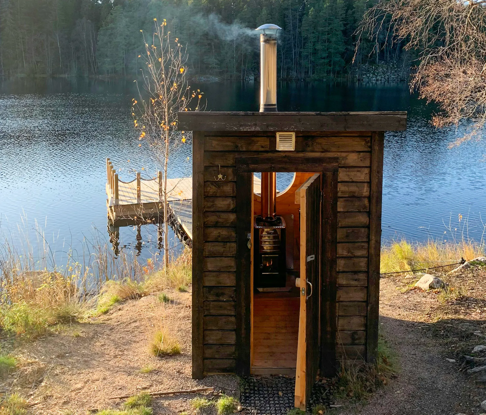 Modern stuga med bastu vid insjön i Bjäsäter – bild 14 av 24