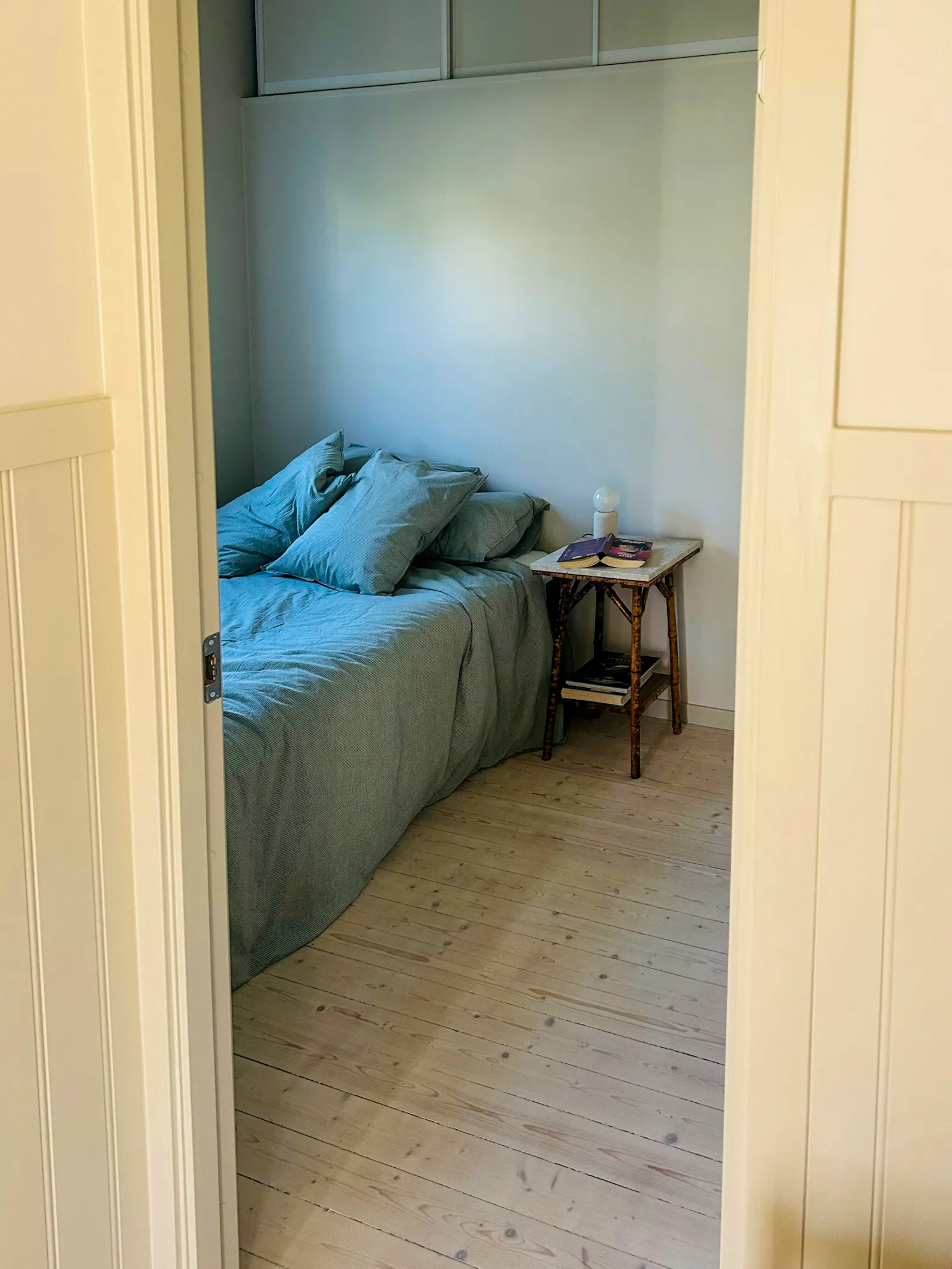Stuga med glasveranda vid Apelvikens strand – bild 19 av 24