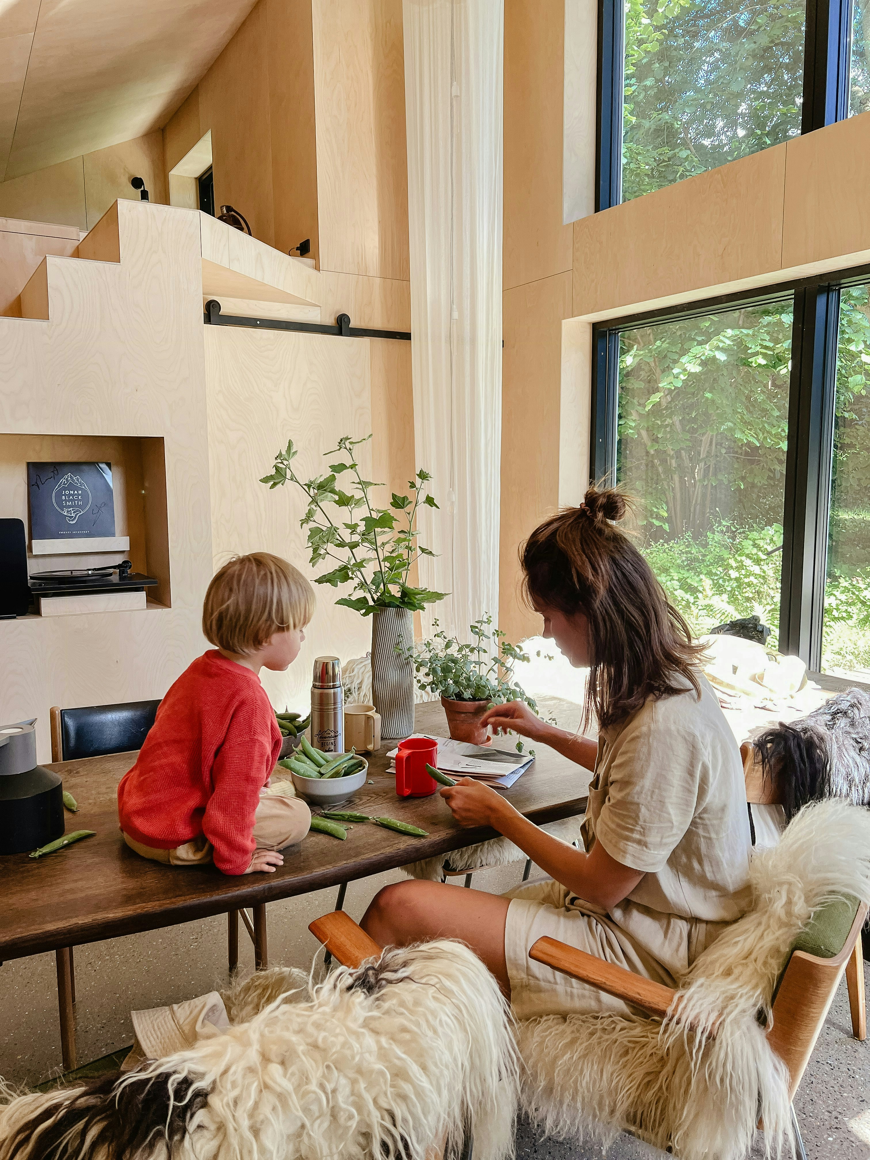 Johanne Landbo om sommerhusminder, betydningen af vores omgivelser og kunsten at leve simpelt cover image