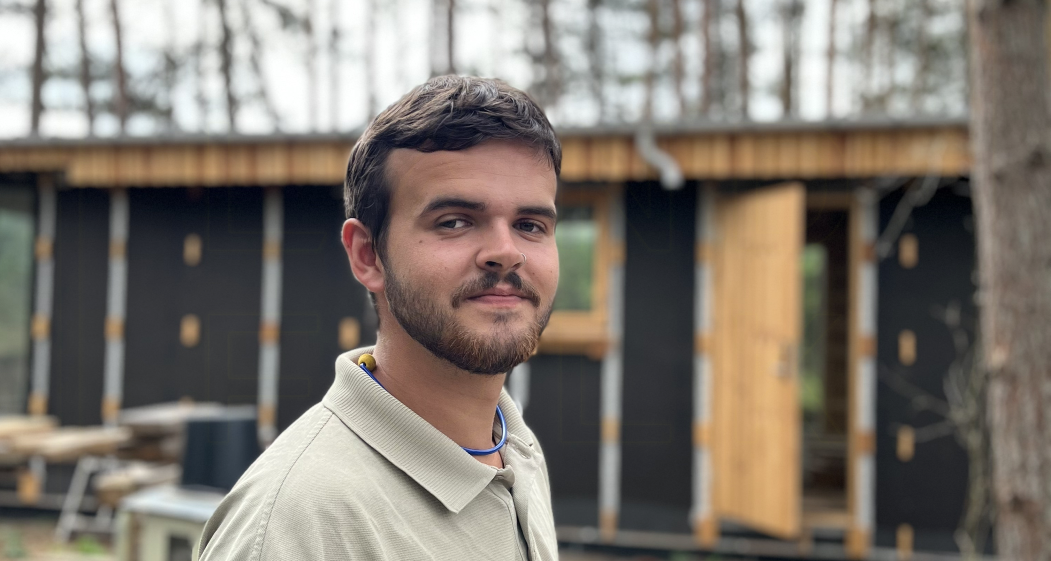 23-årige Thomas havde ikke råd til at købe noget i byen. Så fik han en idé til et sommerhus