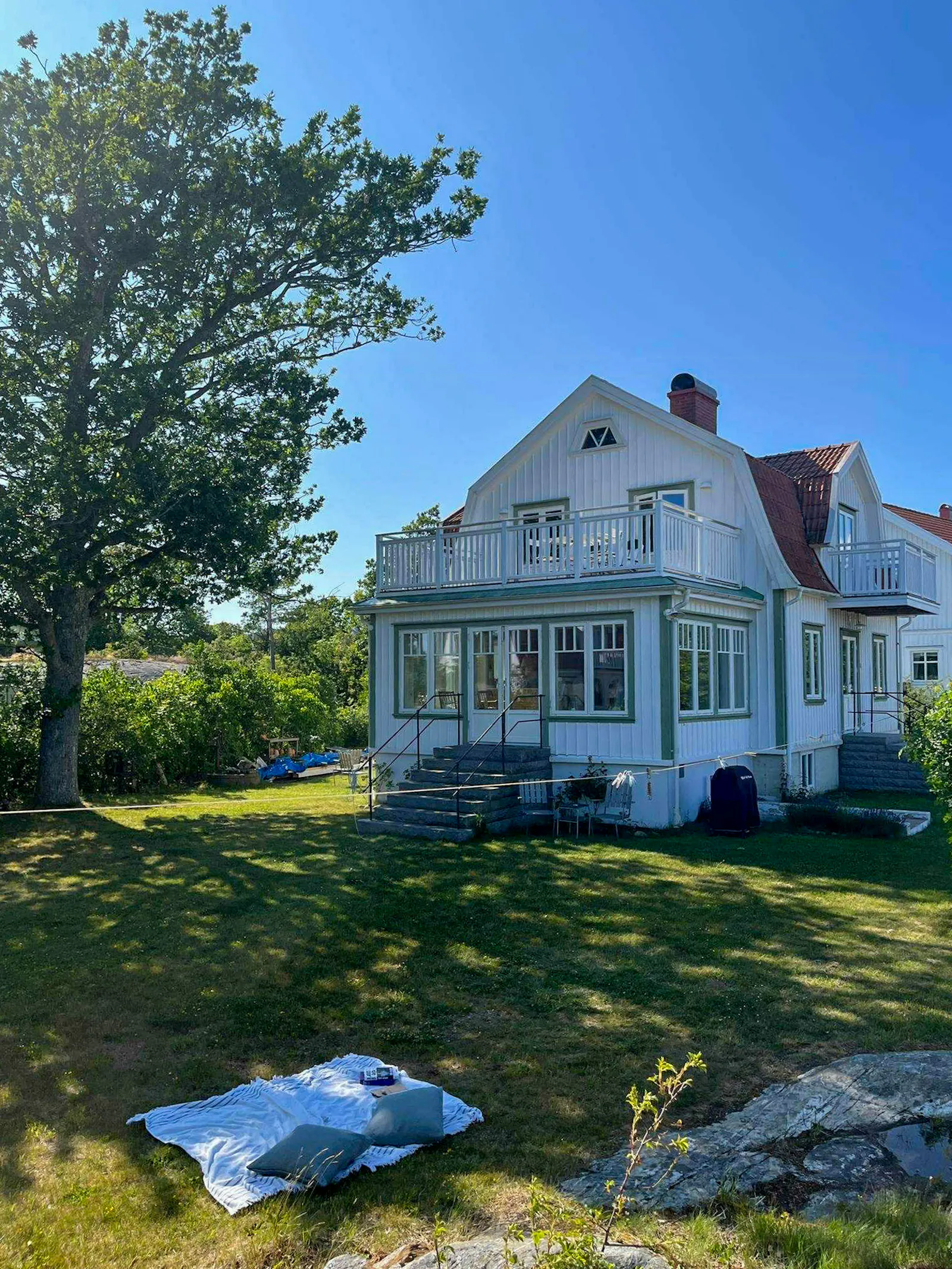 Klassiskt hus i Bohuslän-stil vid Ekenäs hamn på Koster – bild 2 av 24