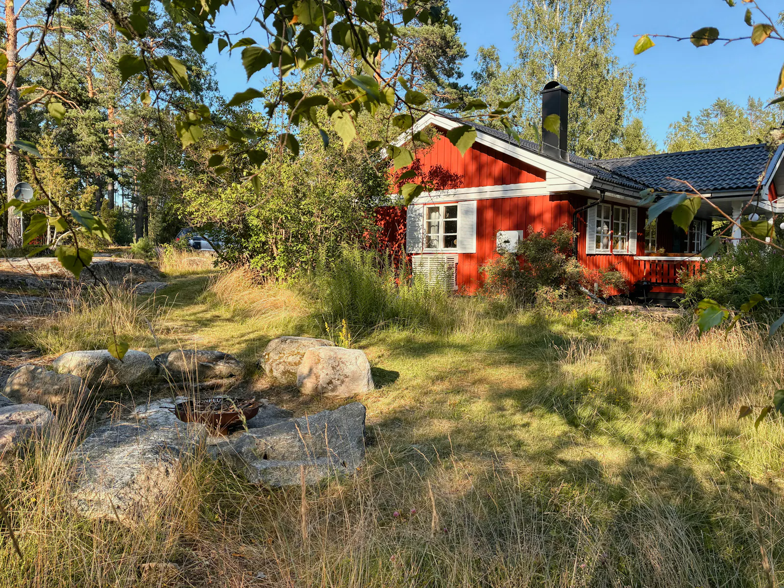 Charmigt hus på Vätö omgivet av lugn och skog – bild 22 av 24