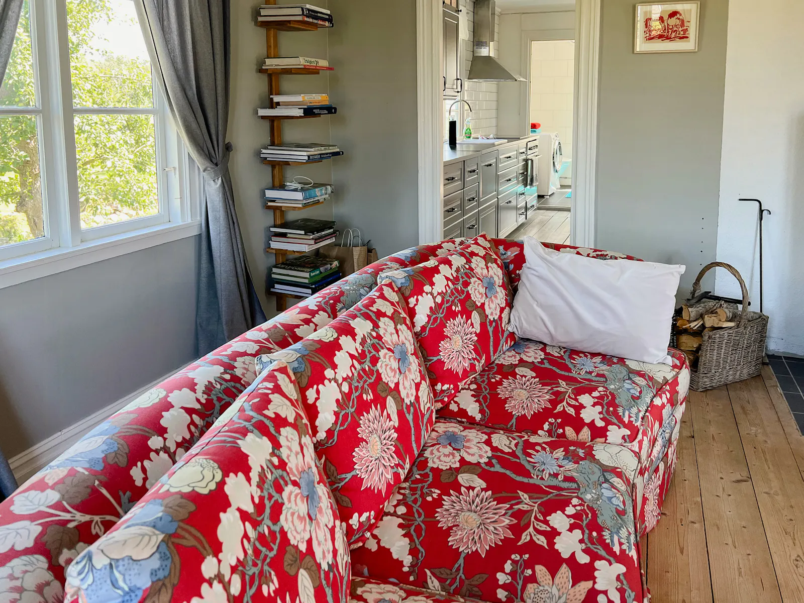 Stuga med glasveranda och vedugn i Kvilla – bild 11 av 21