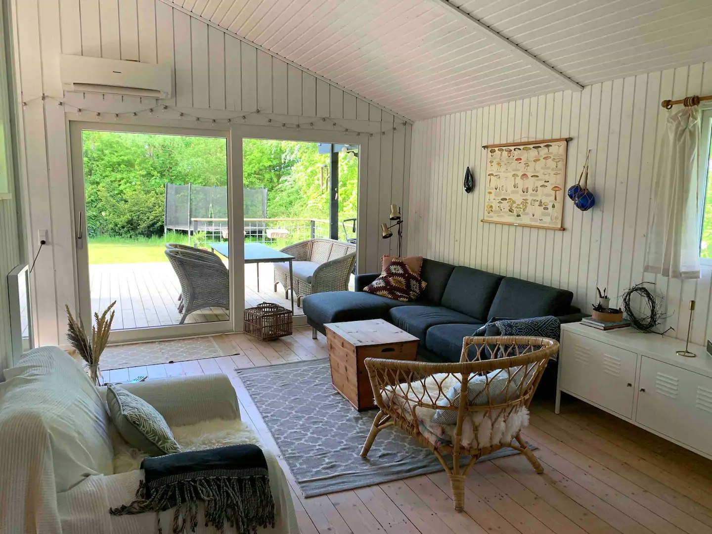 Smukt træhus med kæmpe træterrasse midt i naturen