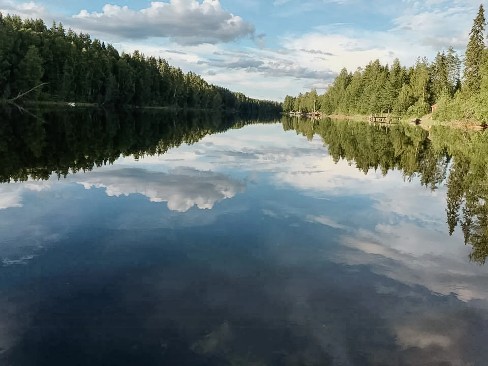 Stuga vid Dalälven med bastu och brygga – bild 2 av 24