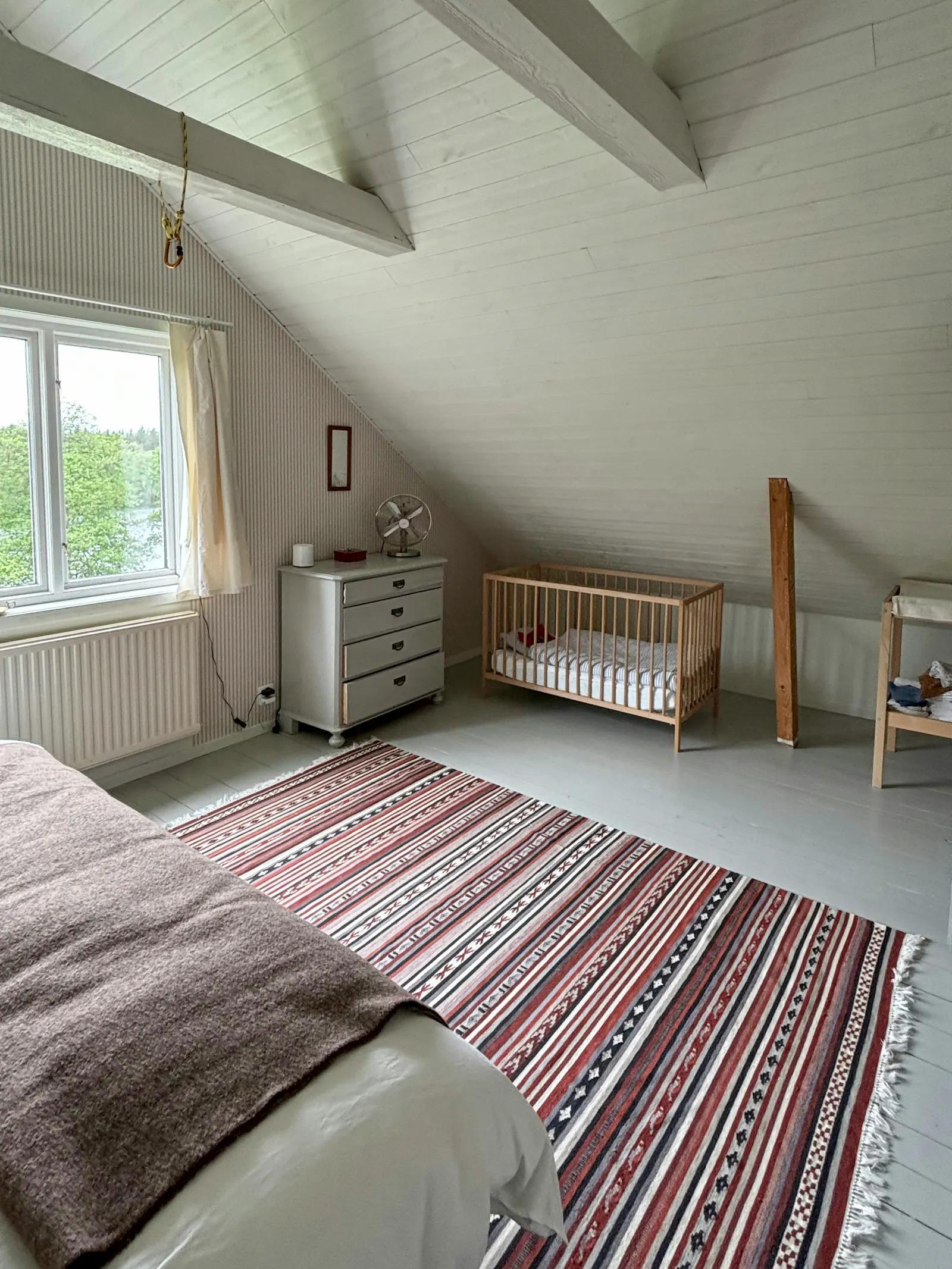 Två mysiga hus i ett naturskönt område med sjö – bild 16 av 24