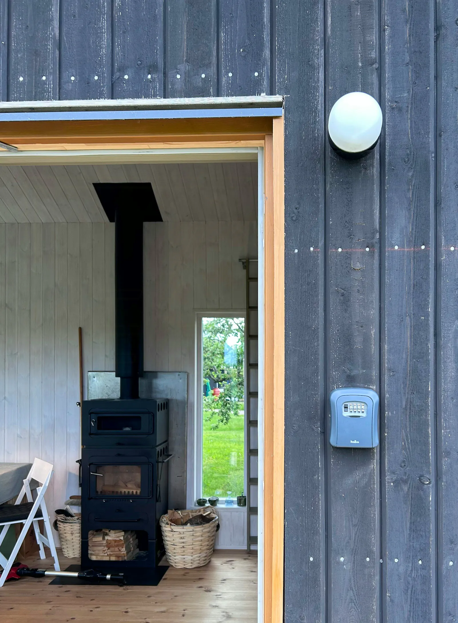 Litet hus bland äppelträd nära Vättern – bild 13 av 19