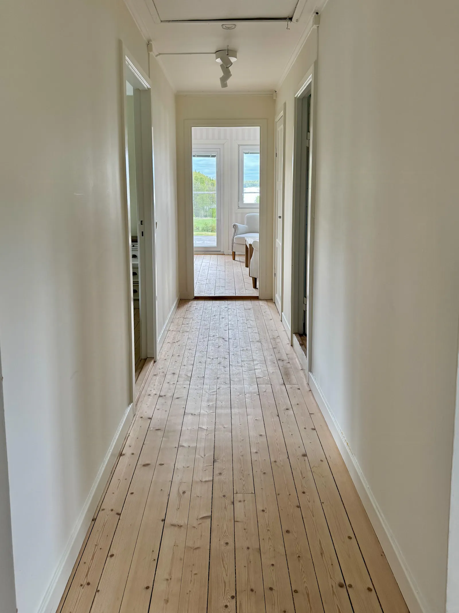 Stort hus med utsikt över skogssjö – bild 22 av 24