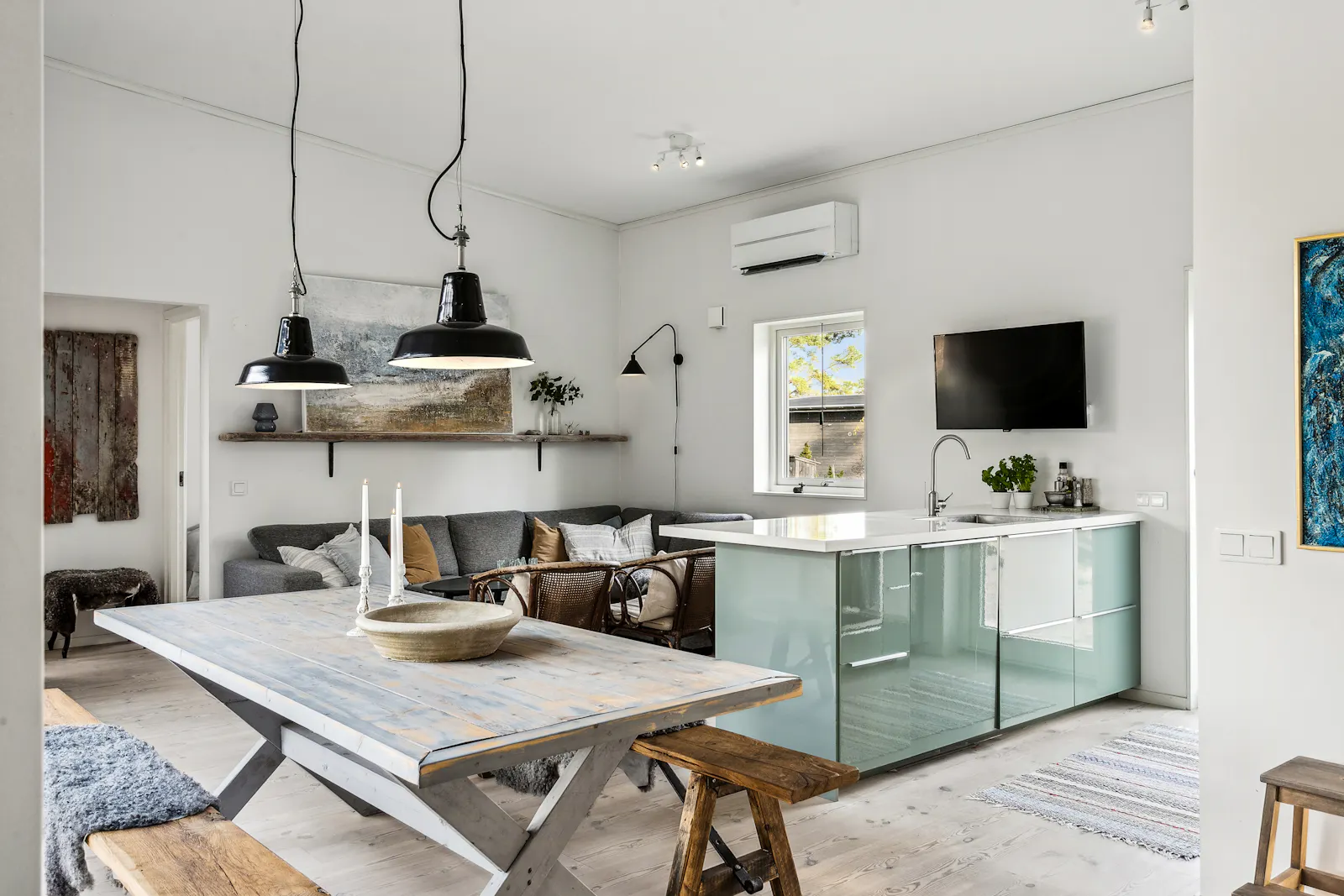 Arkitektritat hus i Fröjel nära stranden – bild 8 av 24