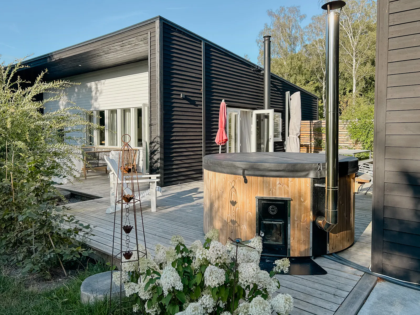 Nybyggt arkitektritat hus vid havet i Sandviken – bild 18 av 23