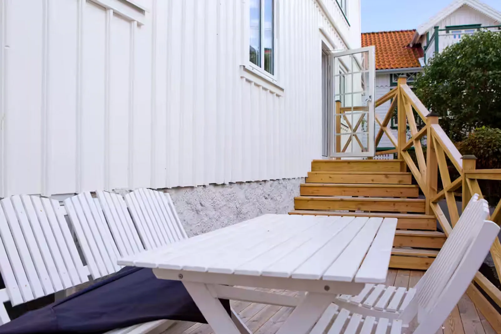 Ett vitt trähus i öns charmigaste gränd – bild 24 av 24