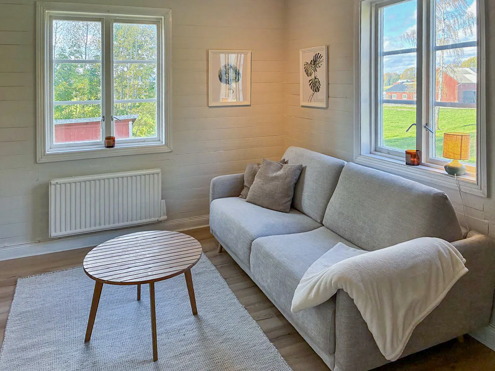 Mysigt svenskt hus vid Fryken med öppen spis – bild 2 av 24