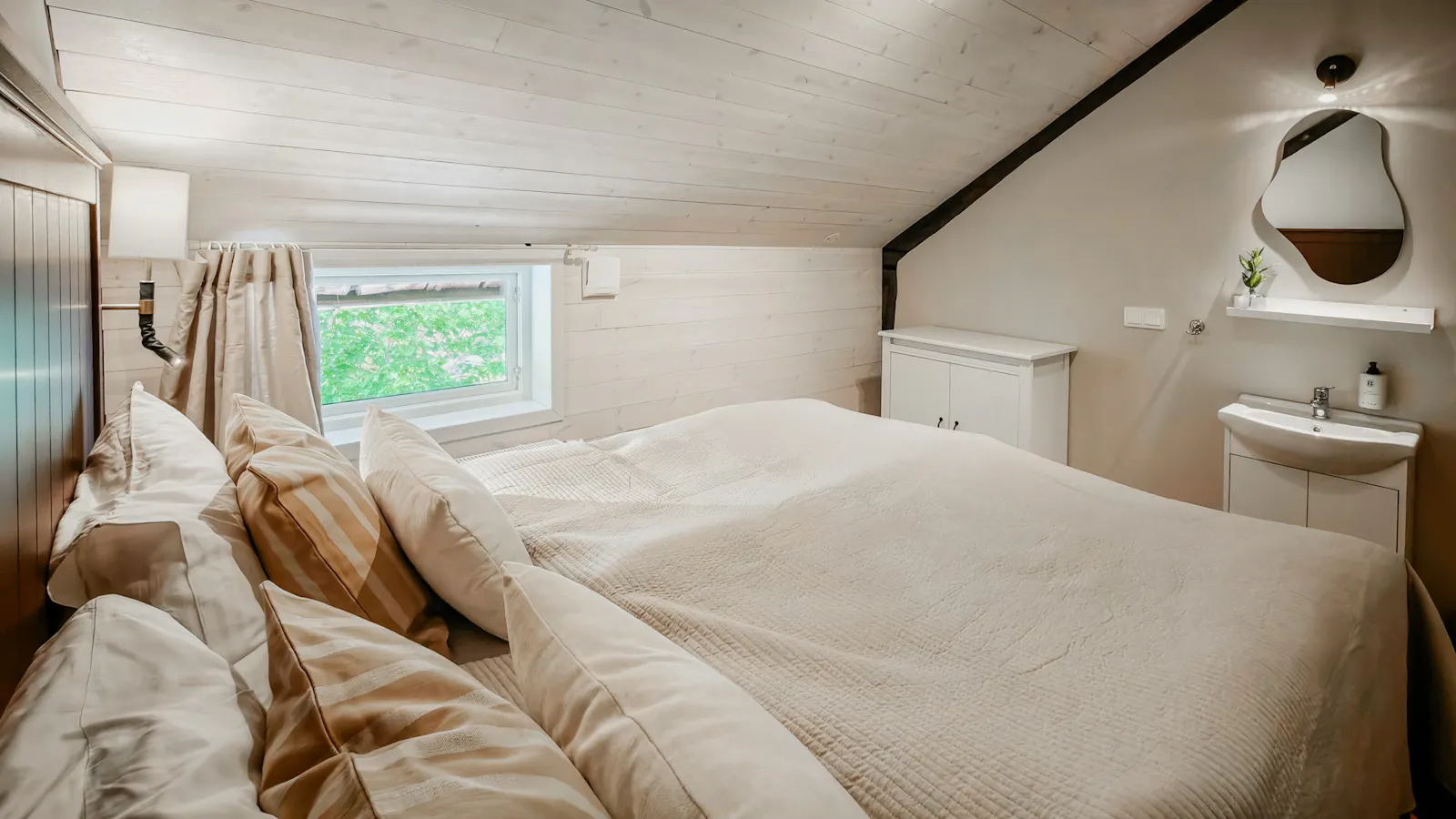 Modern bondgårdslägenhet med pool, bastu & biosal – bild 23 av 24