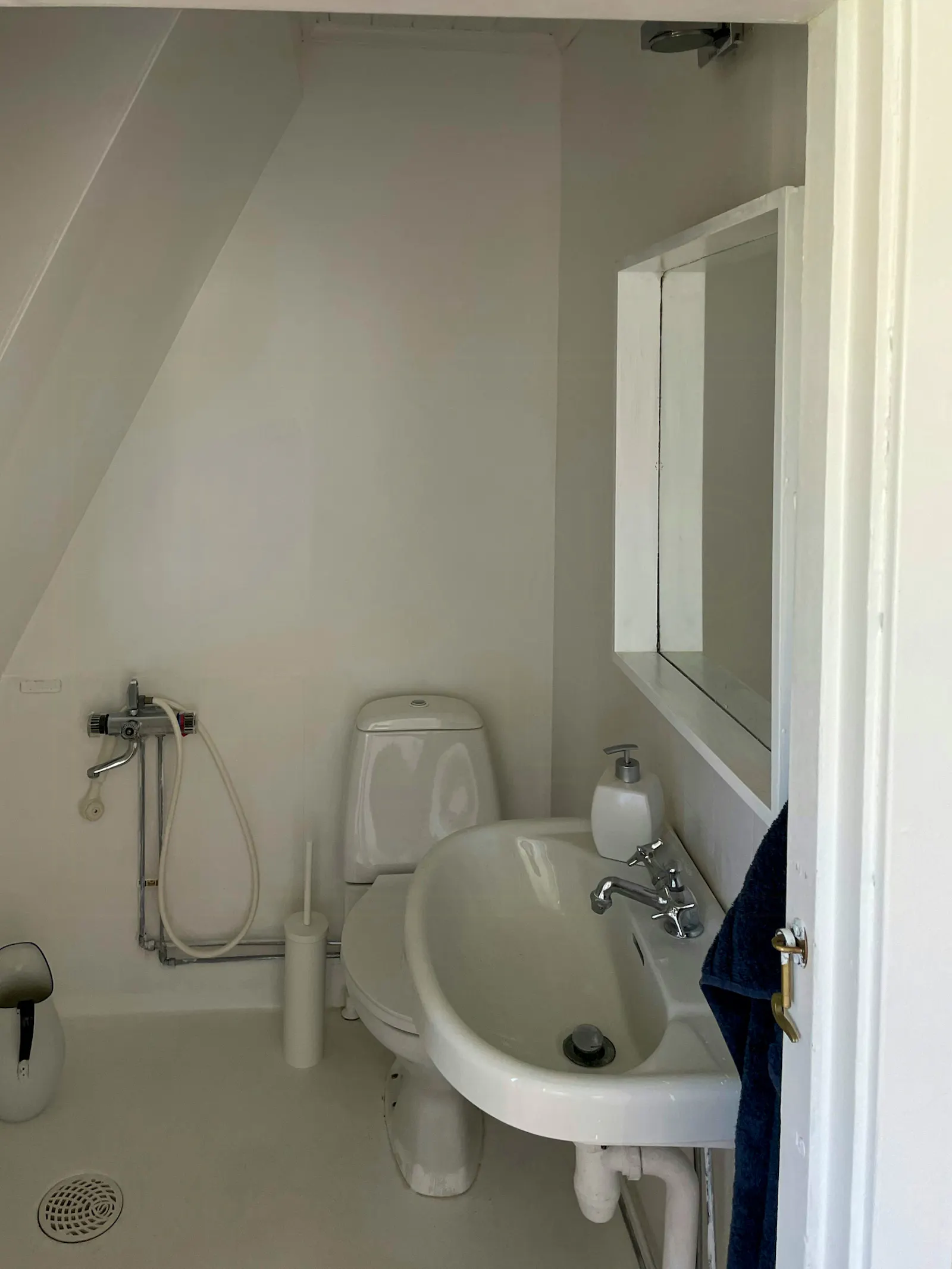 Bergshus med utsikt över Rönnängs skärgård – bild 22 av 24