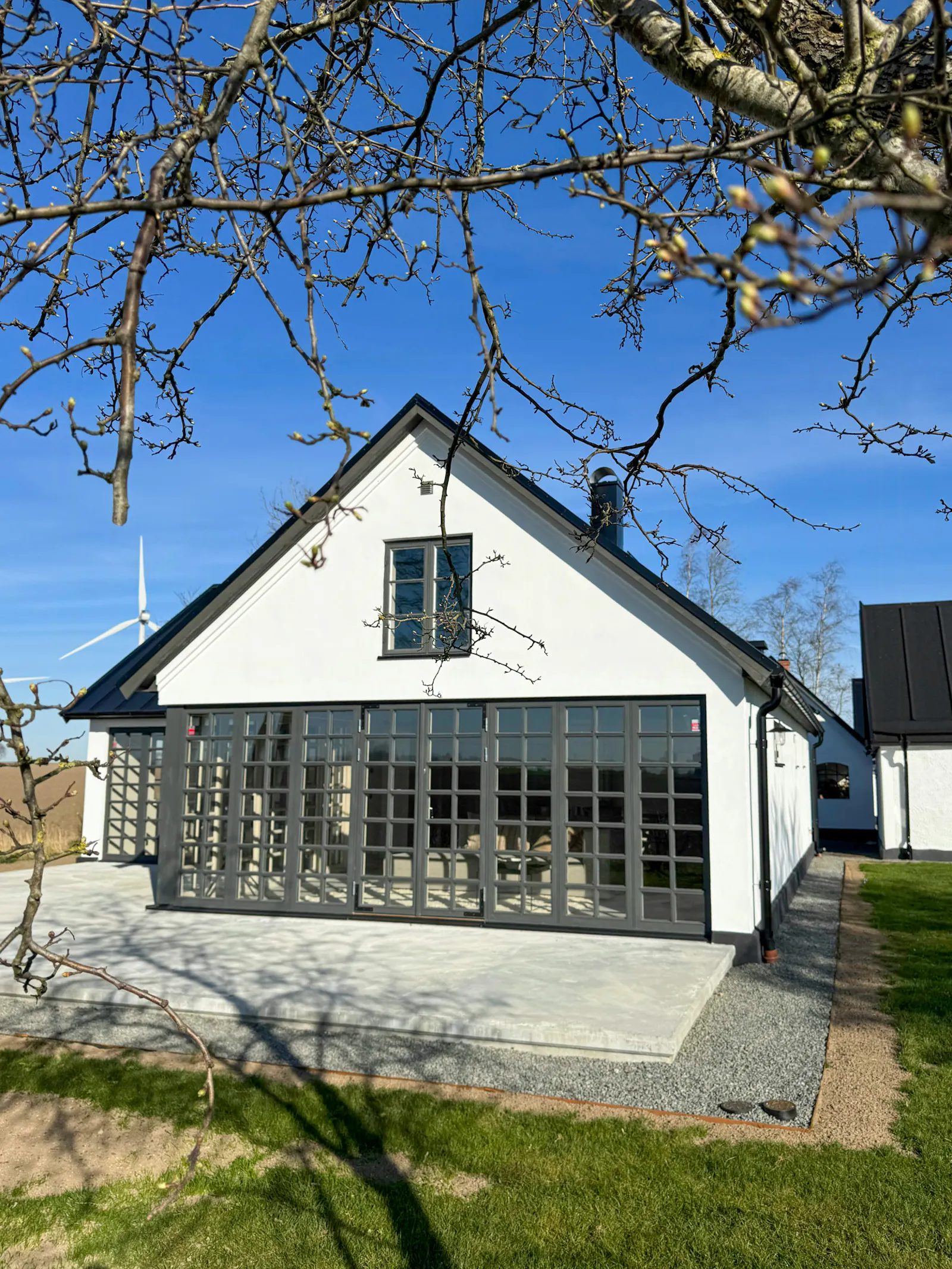 Fyrlängad gård i hjärtat av Österlen – bild 18 av 21