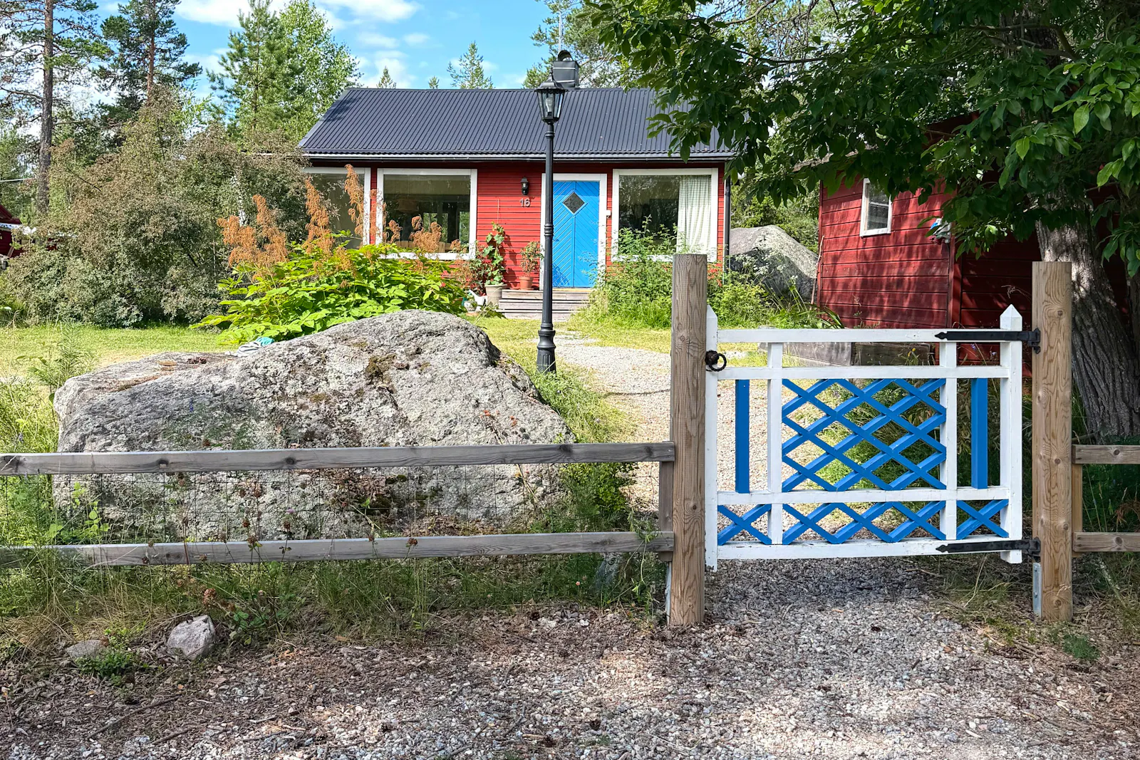 Färgglatt hus vid Sörfjärdens sandstrand – bild 15 av 16