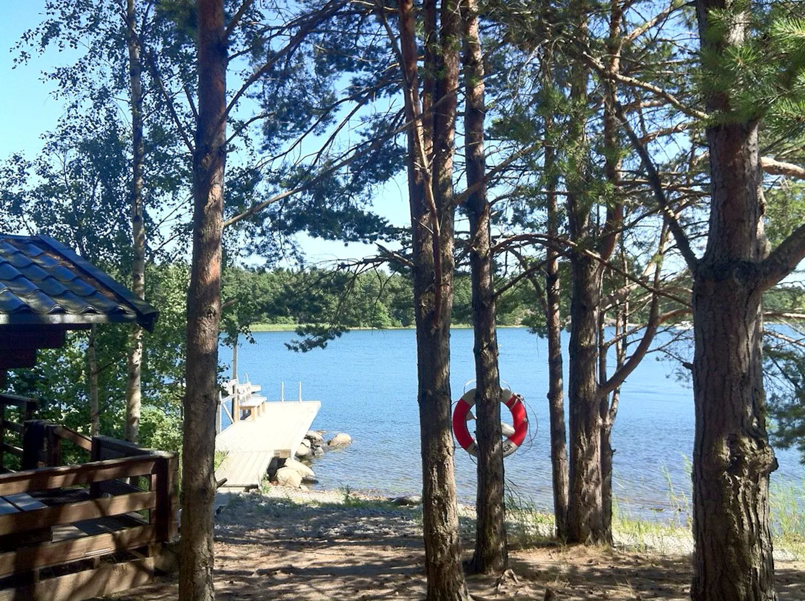 Trähus med tre uteplatser på Torö – bild 16 av 21