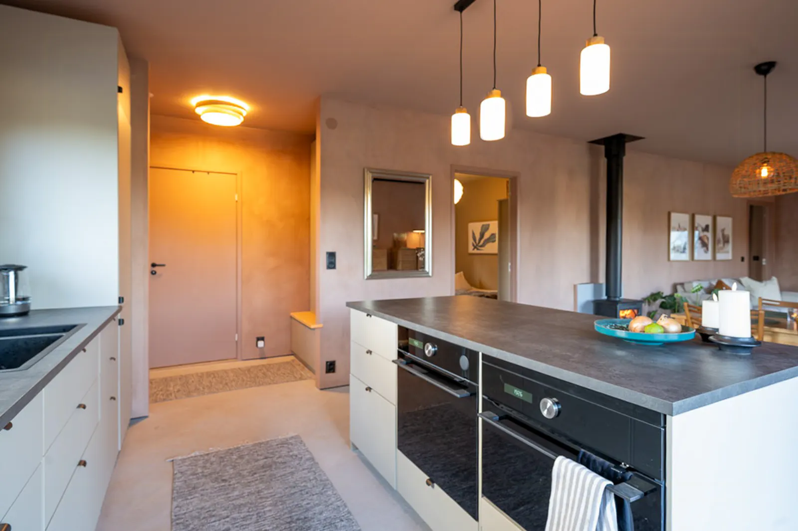 Designad stuga med gästhus vid Mullsjön – bild 5 av 24