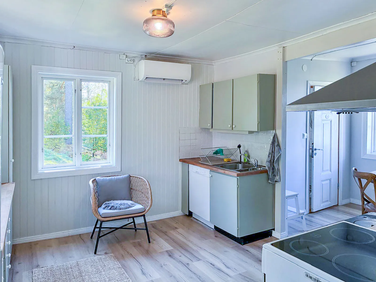 Mysigt svenskt hus vid Fryken med öppen spis – bild 5 av 24