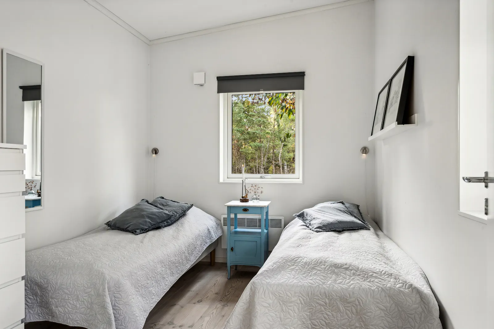 Arkitektritat hus i Fröjel nära stranden – bild 21 av 24