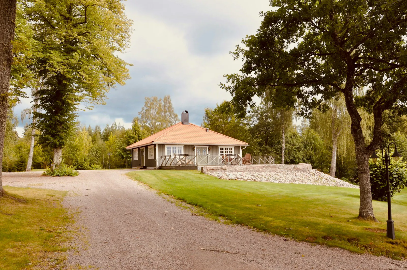 Sjöhus med bastu och brygga nära Vättern – bild 2 av 22