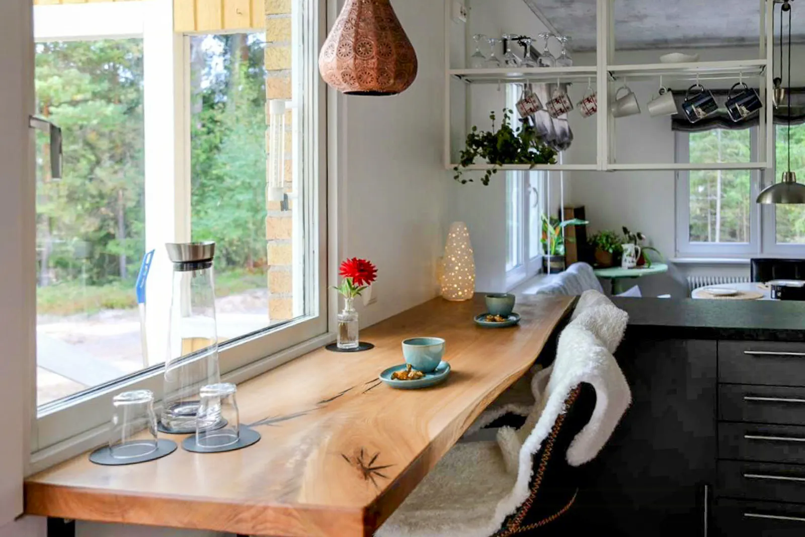 Modernt hus vid floden i Lönneberga – bild 8 av 24