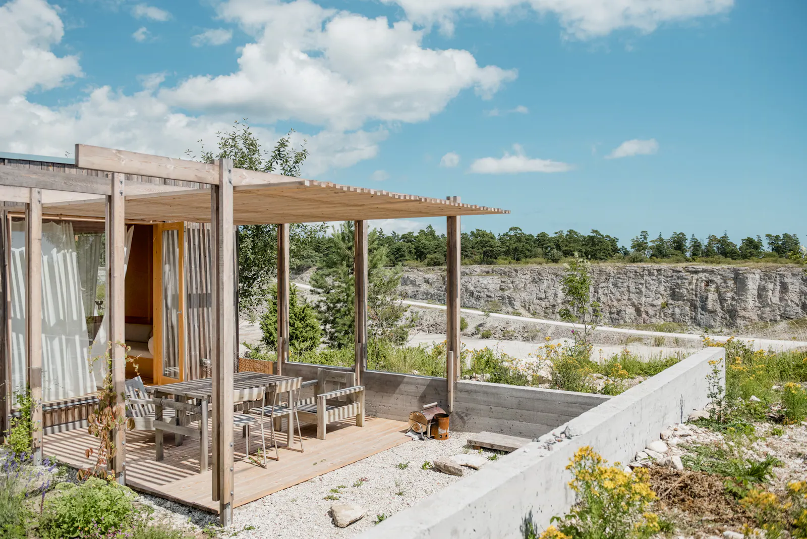 Arkitektritat hus på klippkanten vid Bungenäs – bild 10 av 21