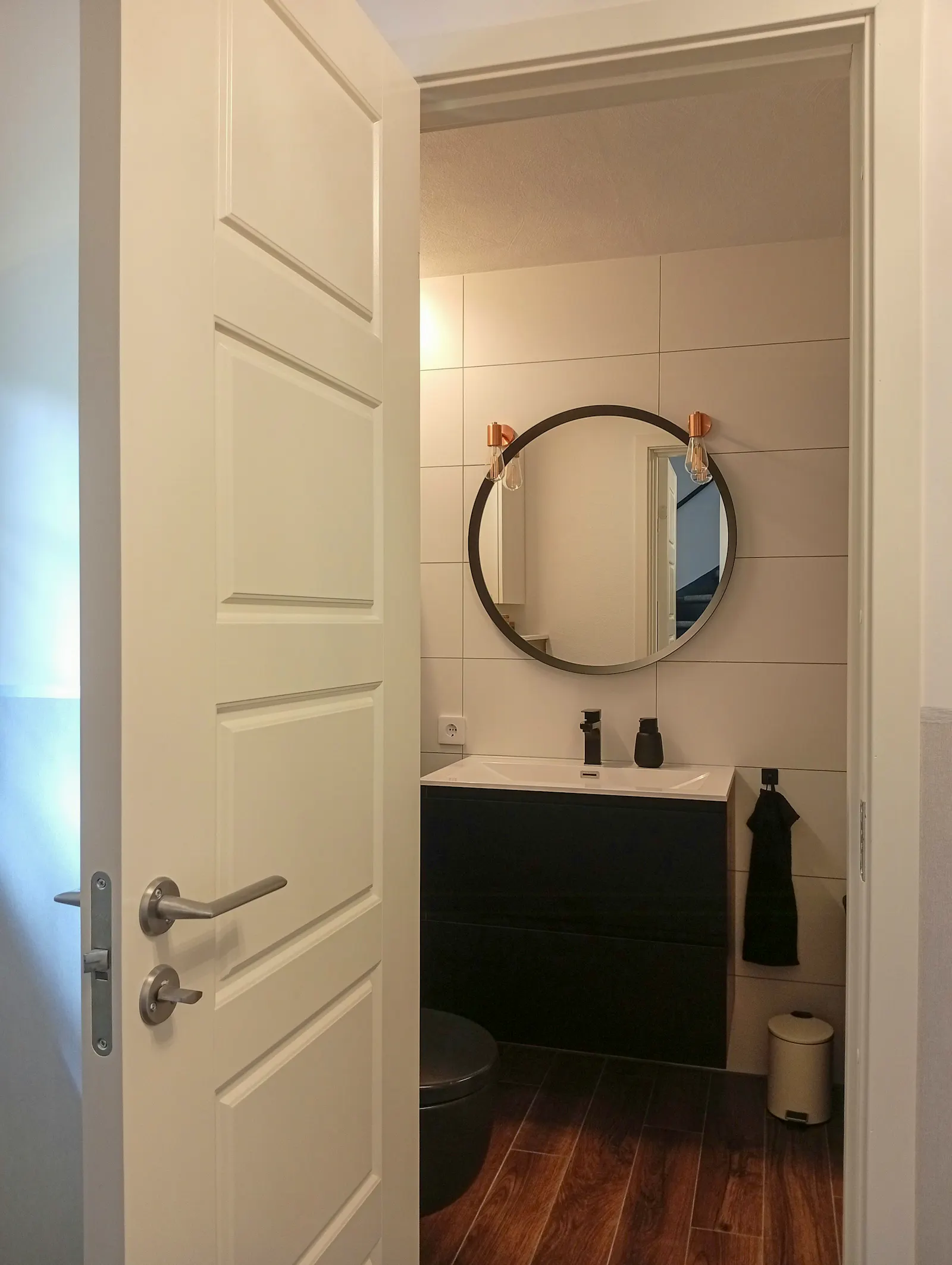 Modernt hus vid floden i Lönneberga – bild 14 av 24