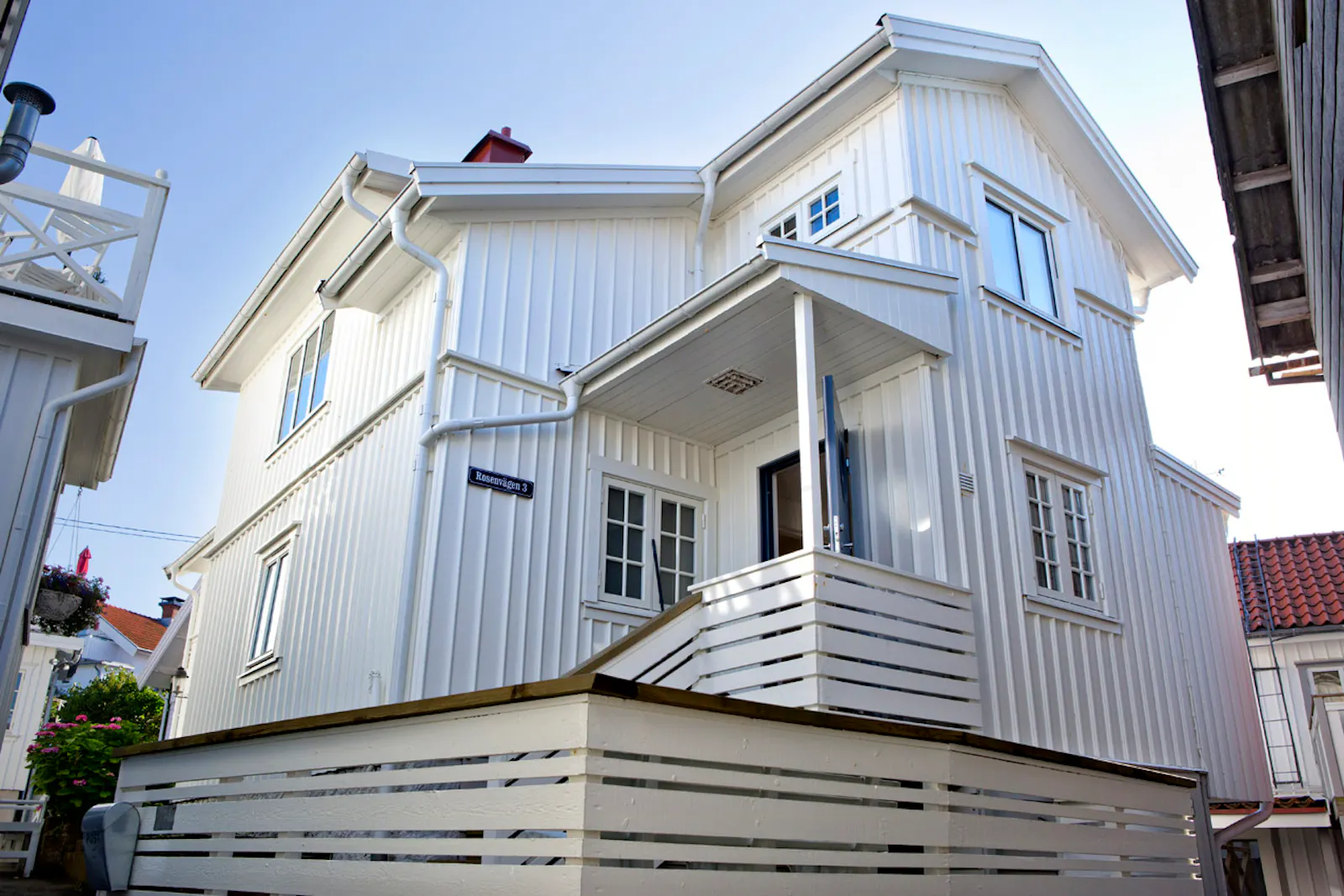 Ett vitt trähus i öns charmigaste gränd – bild 21 av 24