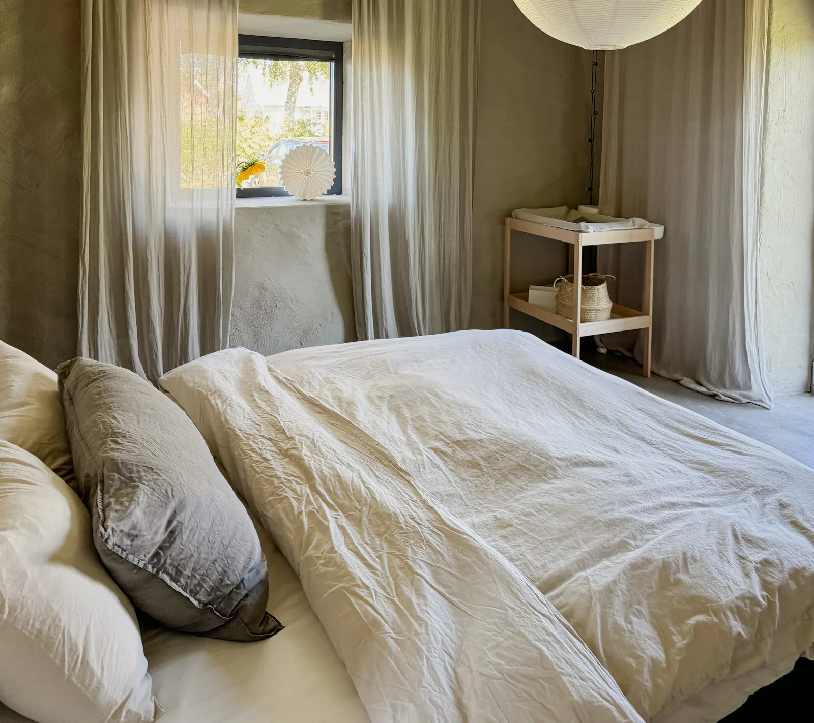 Kalkstensladugård med sikt över sundet på Öland – bild 13 av 24