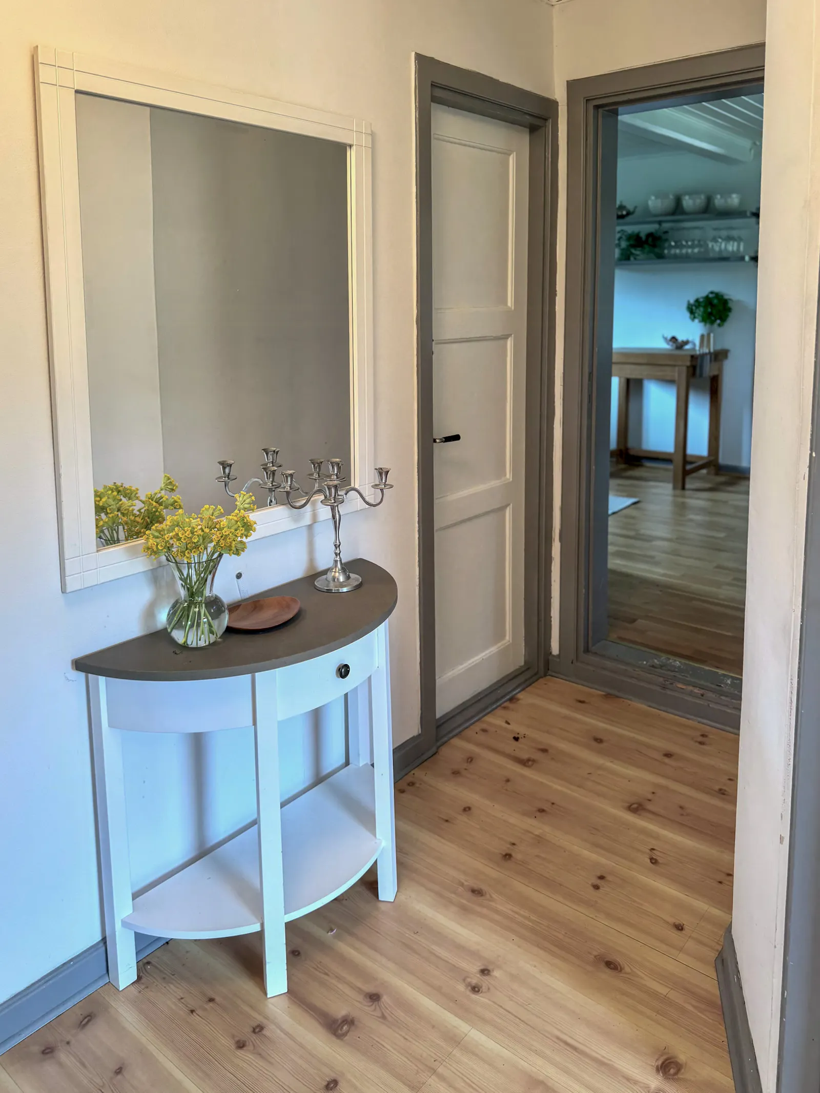 Stort hus med utsikt över skogssjö – bild 21 av 24
