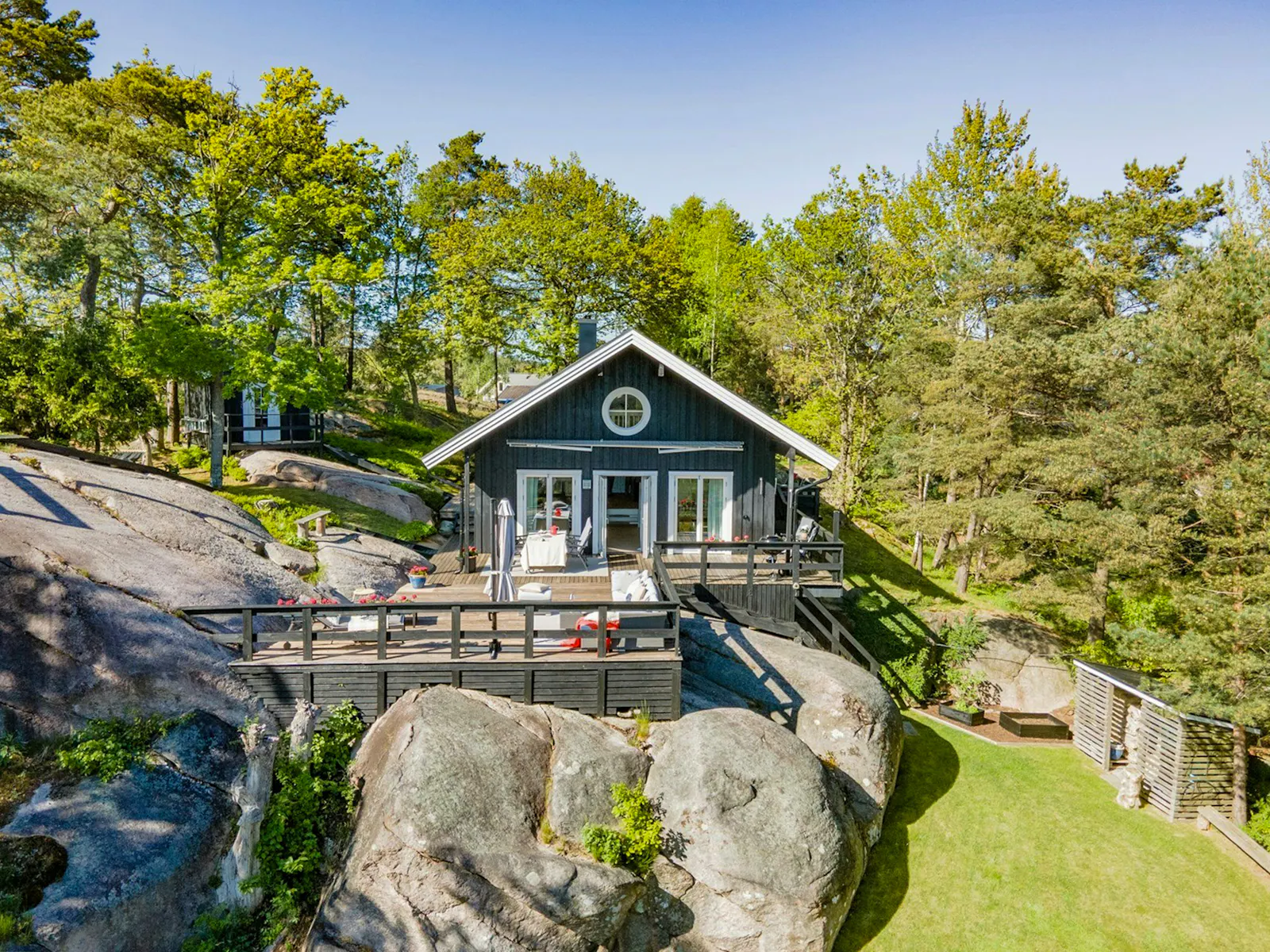 Hus nära naturreservat på ön Mjörn – bild 2 av 24