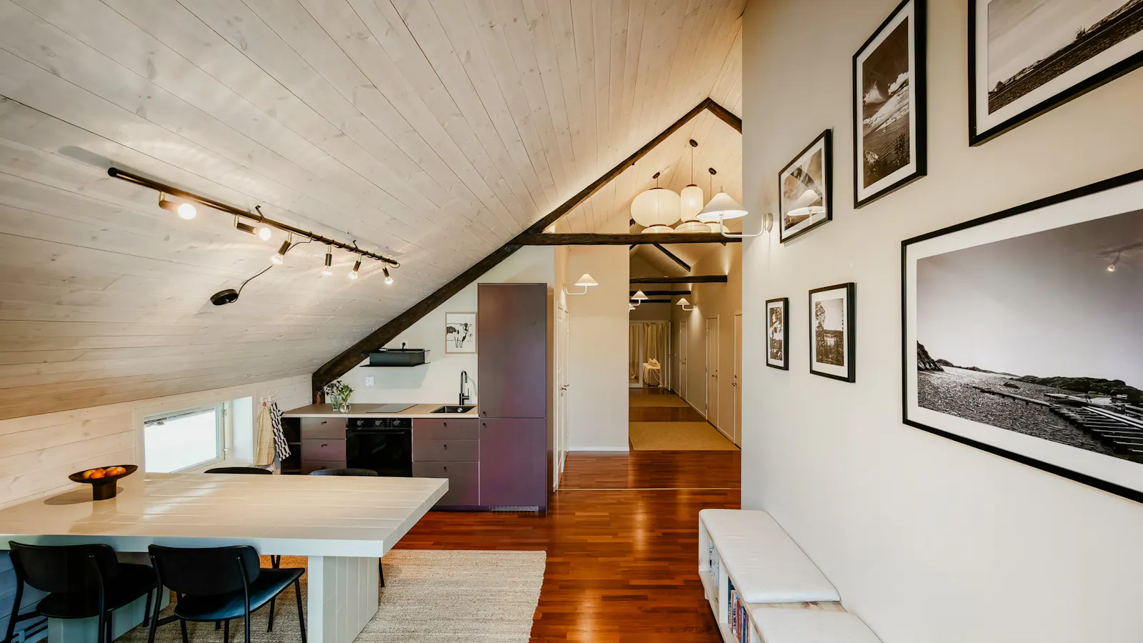 Modern bondgårdslägenhet med pool, bastu & biosal – bild 3 av 24