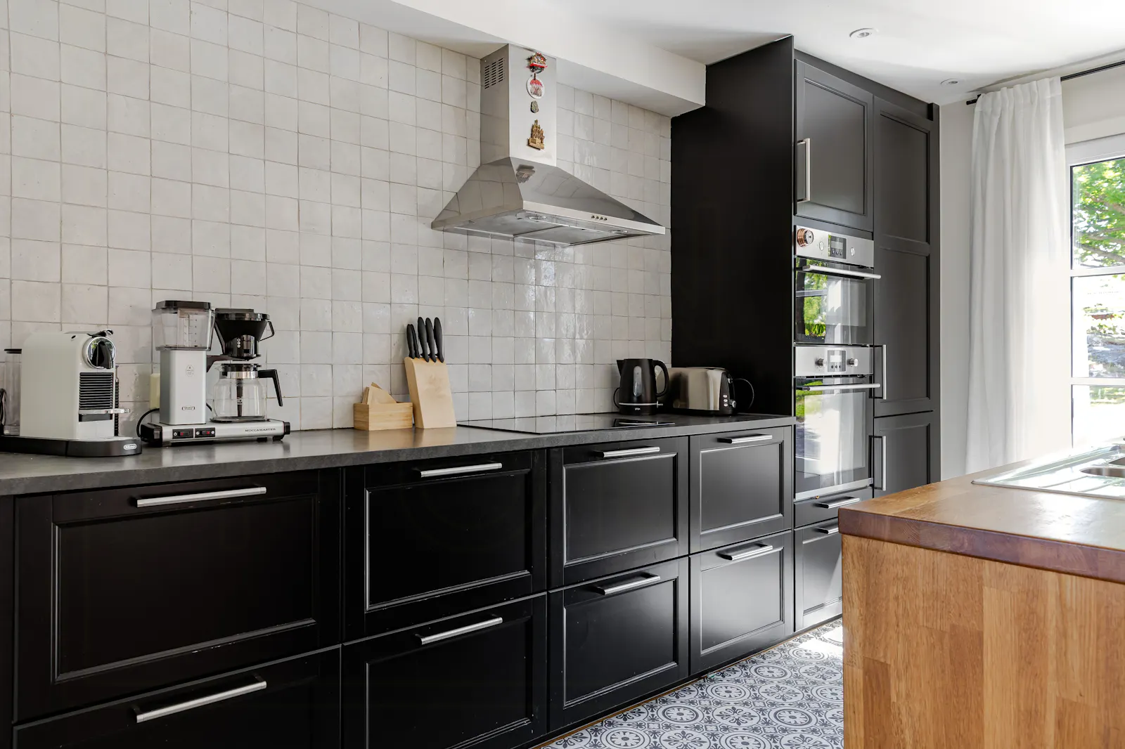 Modern stuga med utsikt och egen båt på Aspö – bild 5 av 24