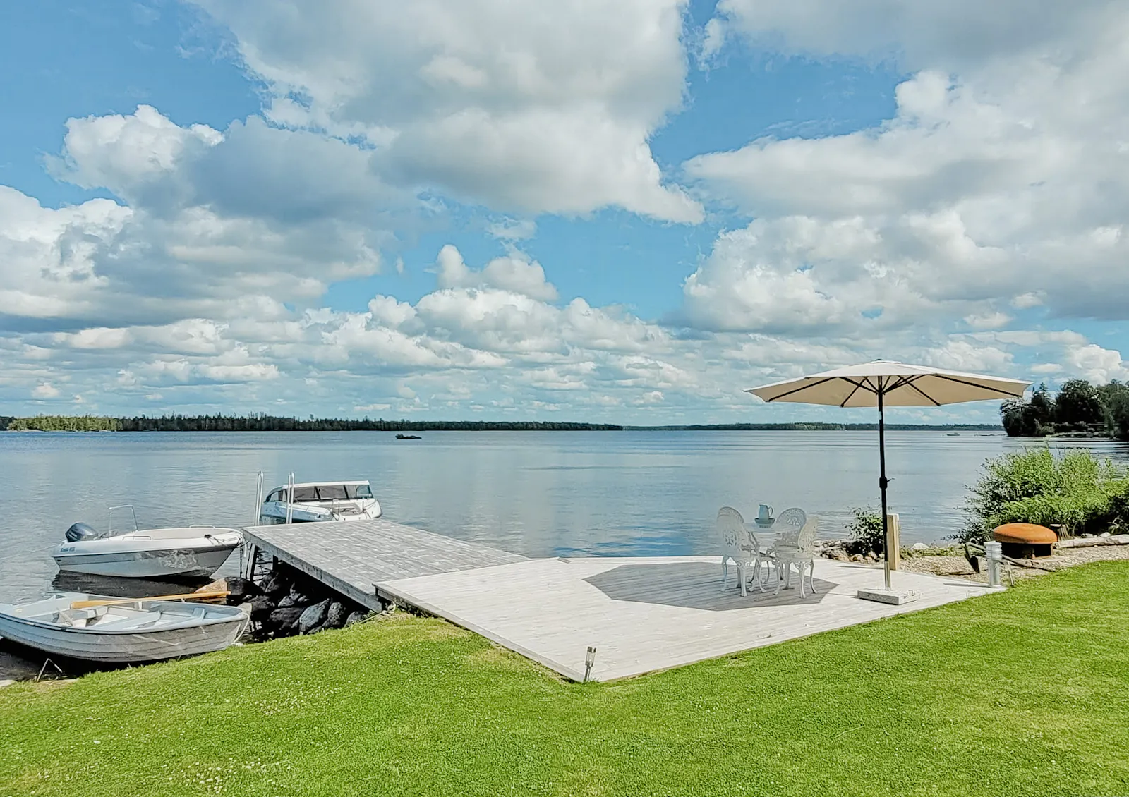 Stuga med strandtomt, båt och brygga i Småland – bild 23 av 24