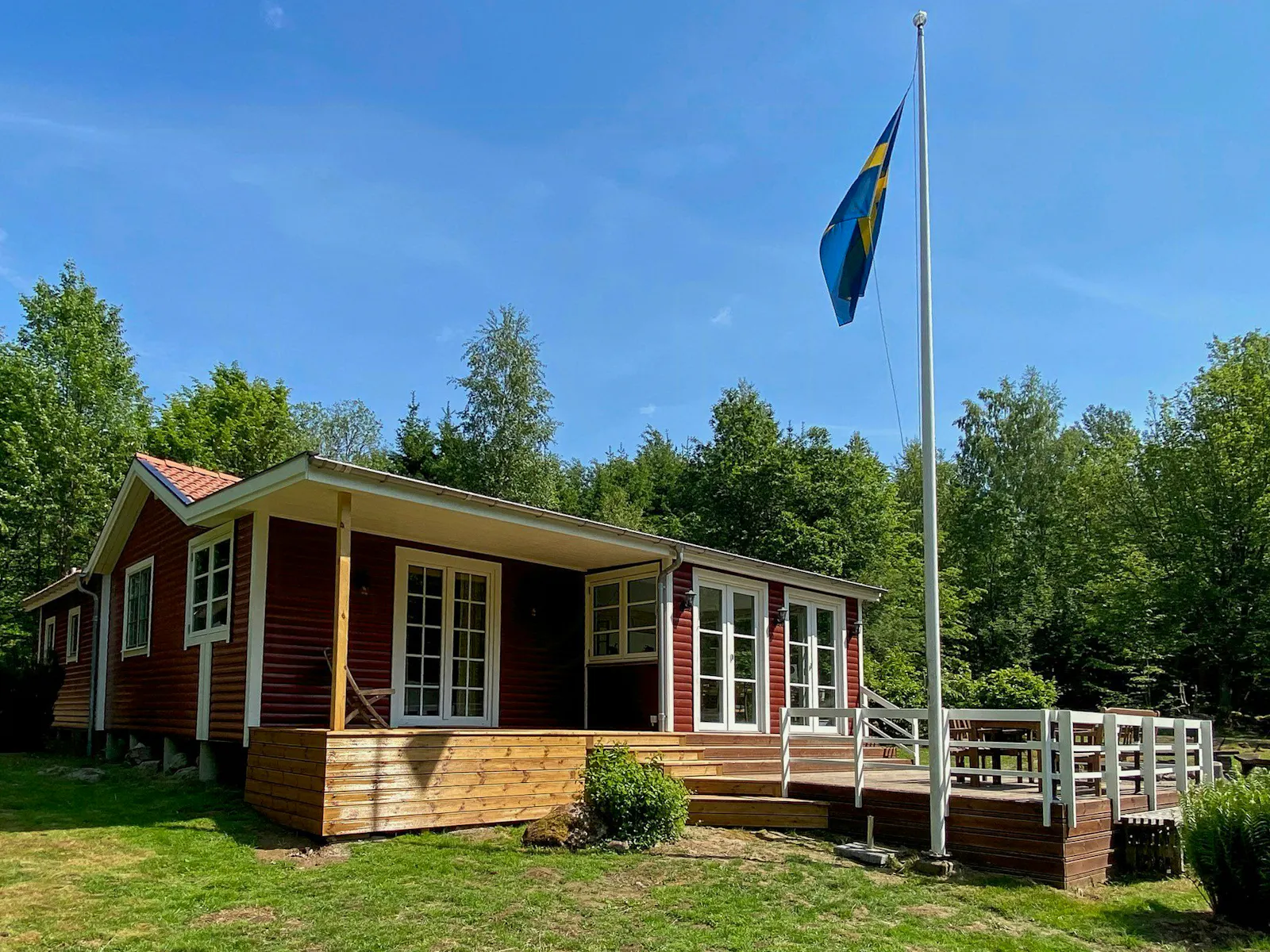 Skogsstuga med gömd sjö nära Karlshamn – bild 12 av 17