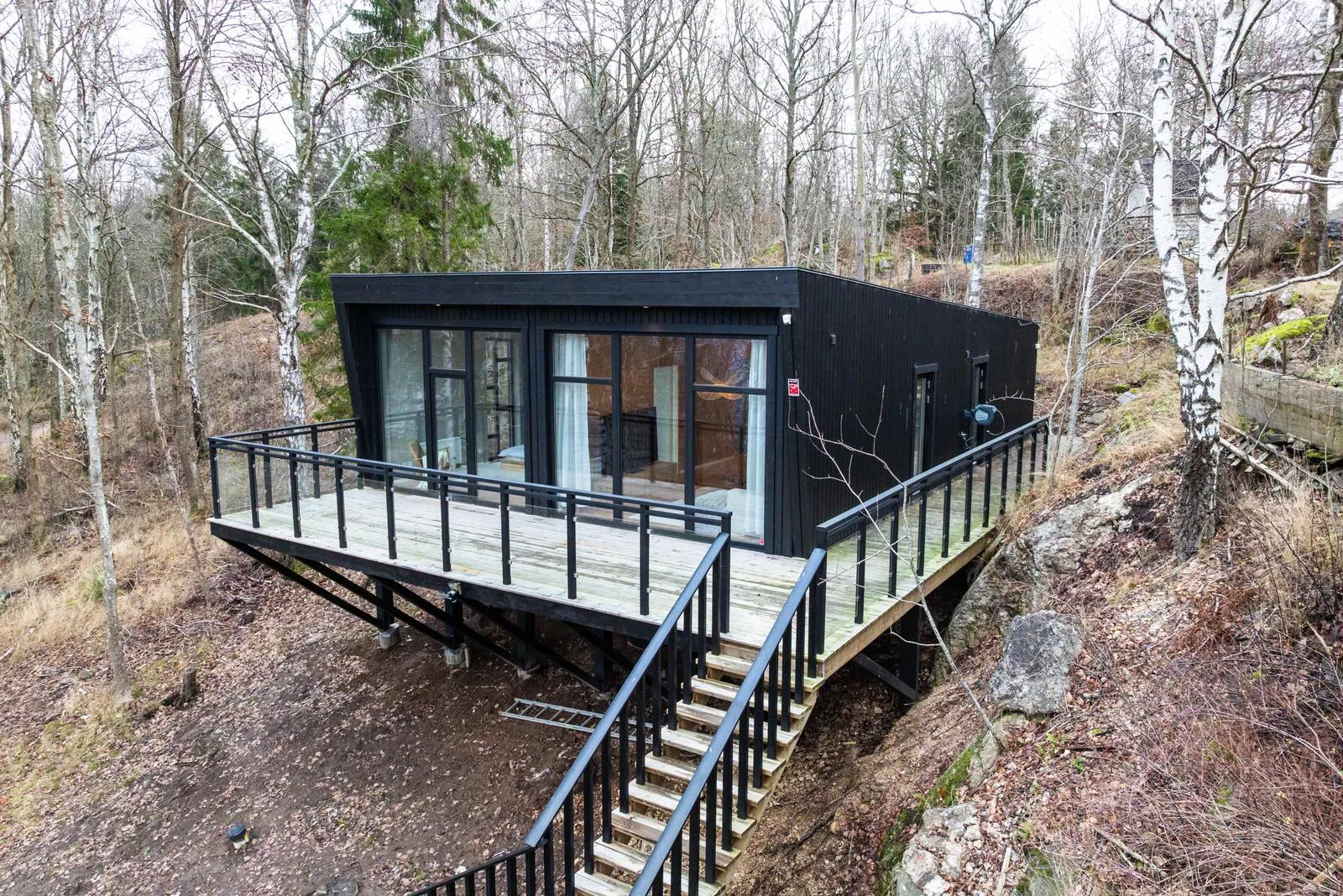 Modern skogsvilla med havsutsikt och bastu – bild 4 av 24
