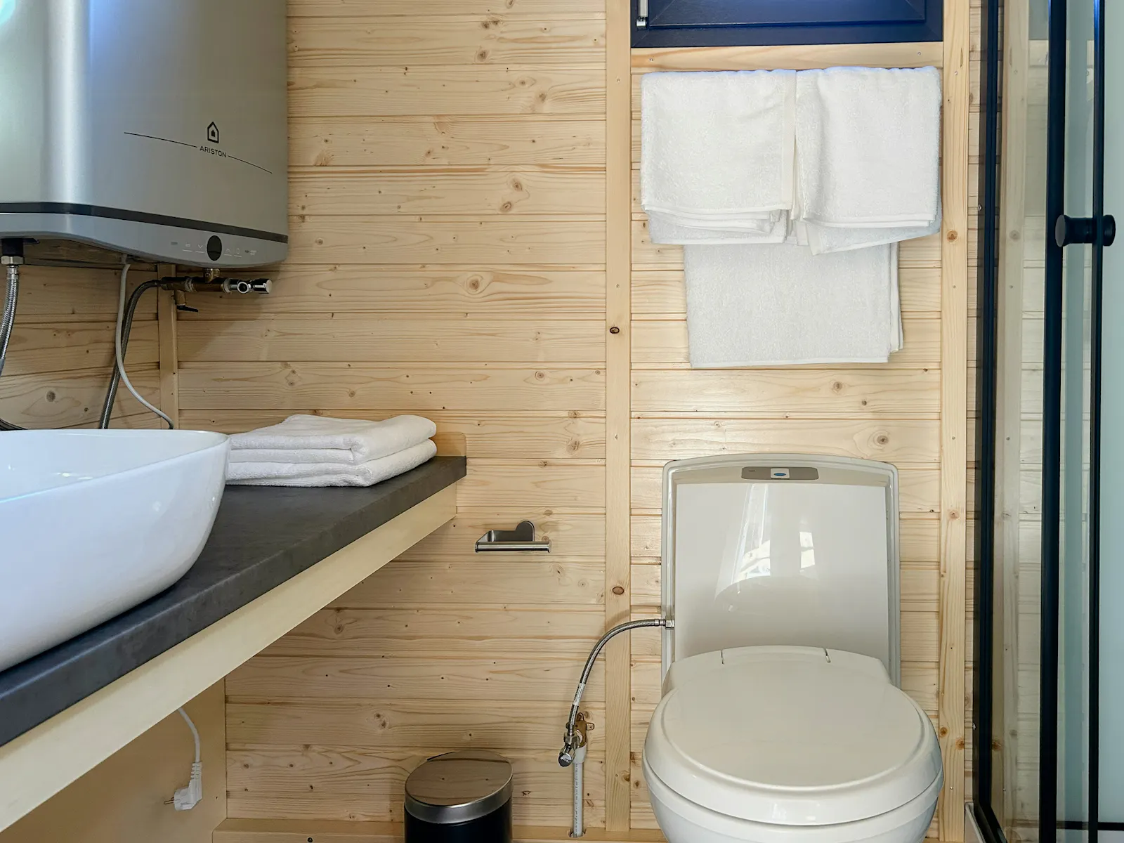 Minihus mellan åkrar och hav på Vässingsö – bild 13 av 24