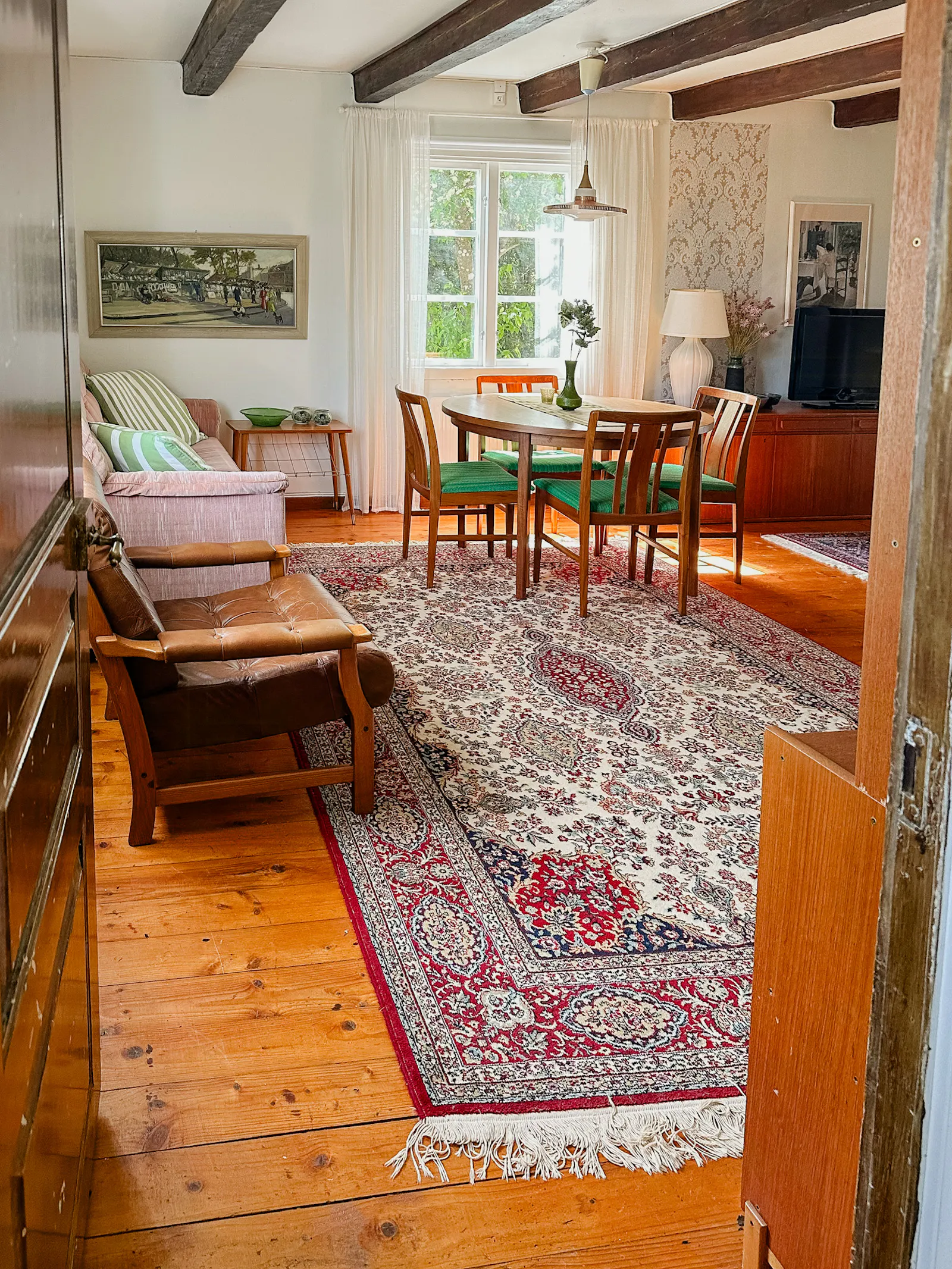 Traditionellt rött hus vid sjön i Småland – bild 4 av 24