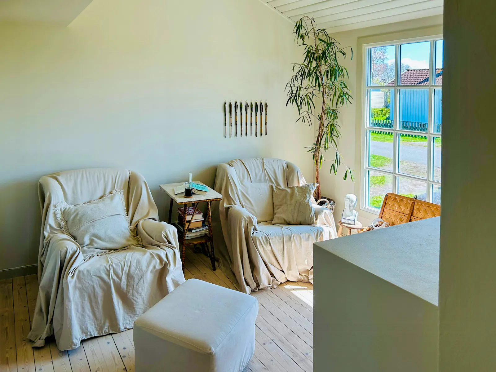 Stuga med glasveranda vid Apelvikens strand – bild 14 av 24