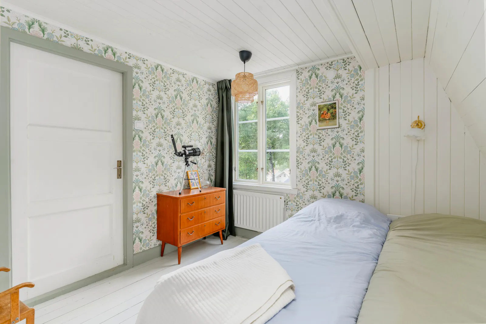 Varmt trähus med piano, rådjur och skogsstigar – bild 17 av 24