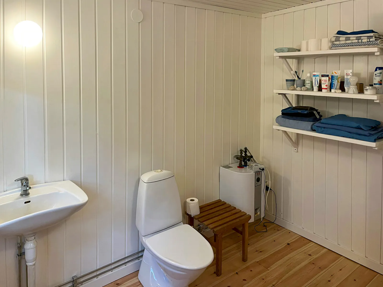 Skogsstuga nära sjöar i Stockholms skärgård – bild 14 av 24