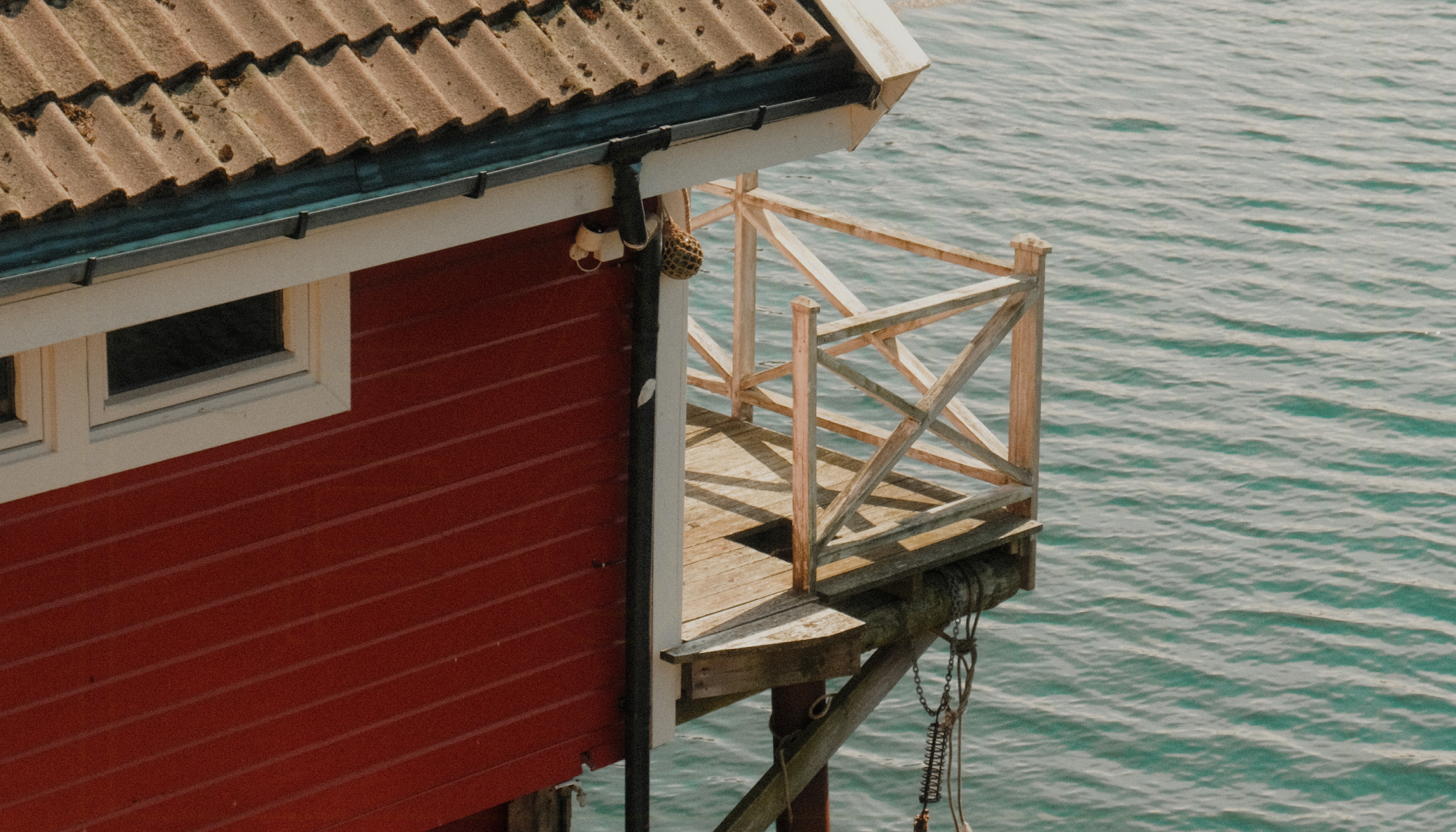Idyllisk landskab langs kysten i Vestnorge