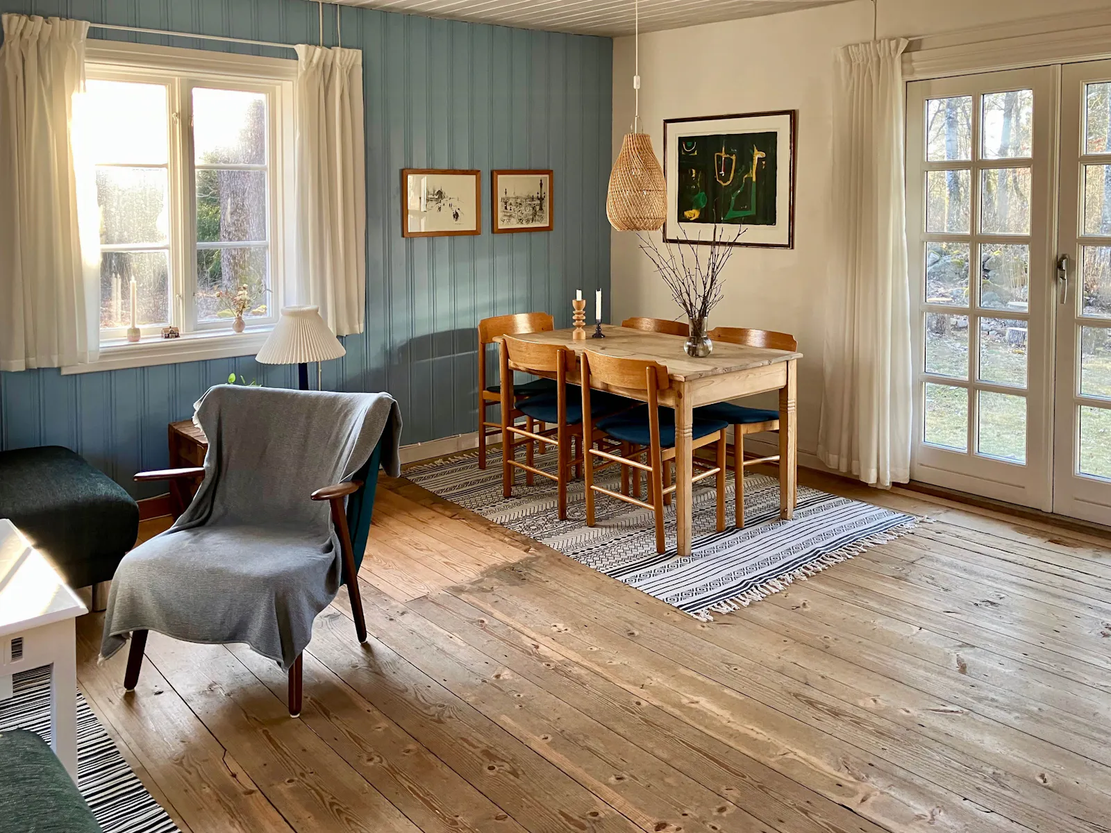 Traditionellt svenskt hus i skogens djup – bild 7 av 24