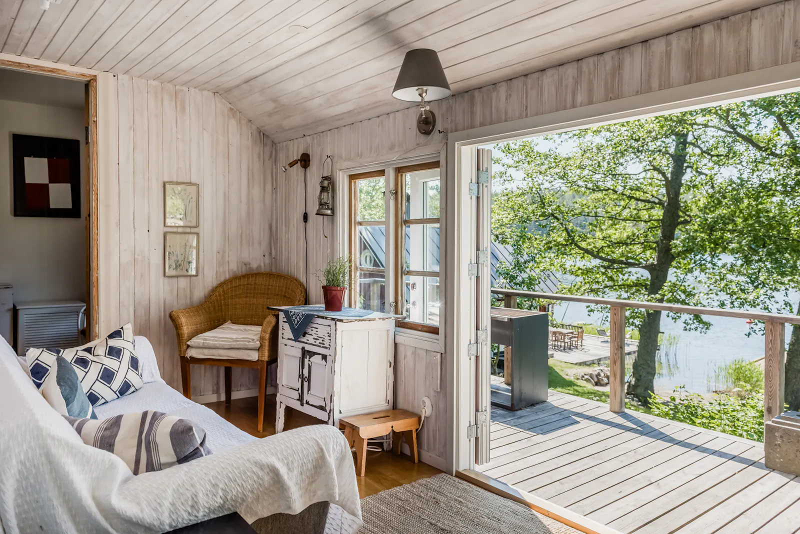 Charmig stuga med havsutsikt i vacker omgivning – bild 3 av 22