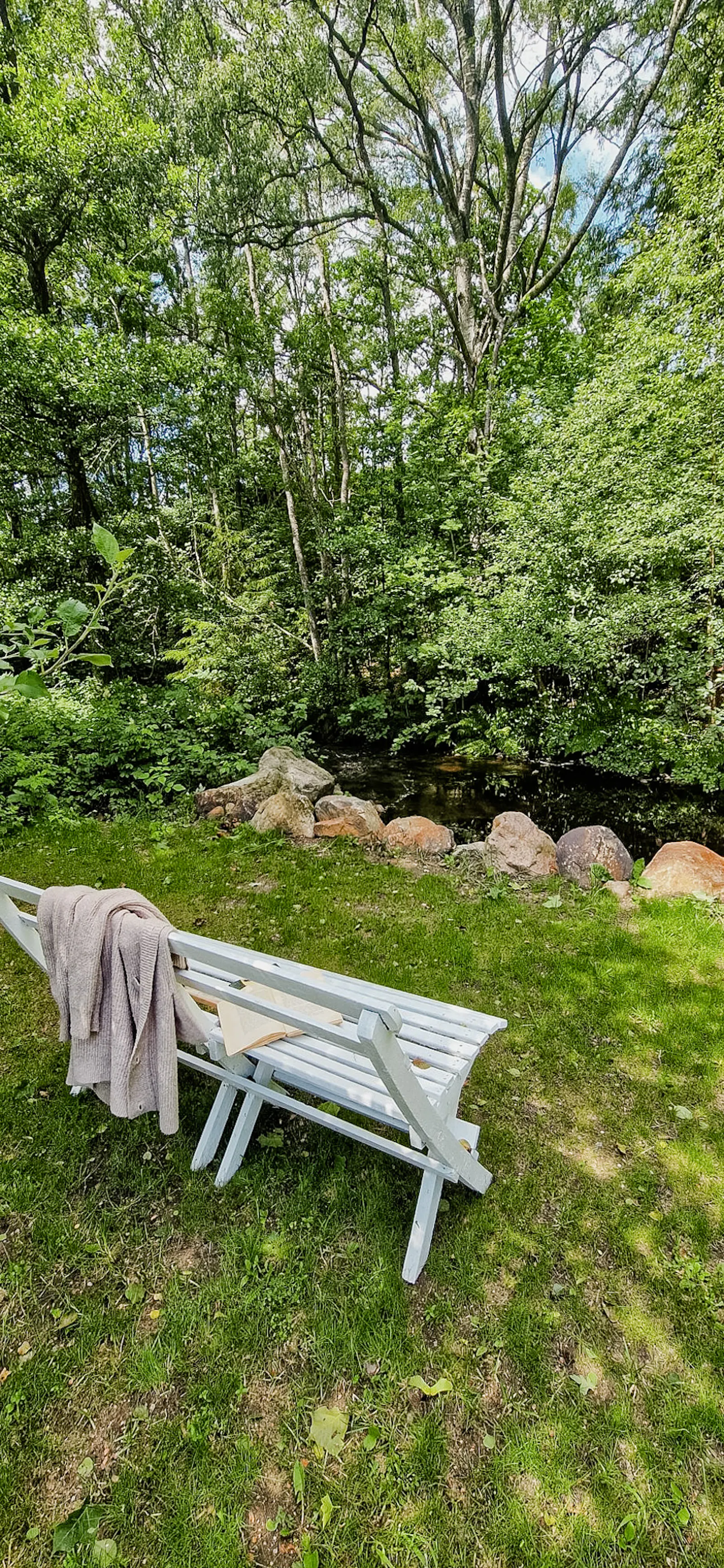 Stuga vid en bäck i södra Halland – bild 23 av 24